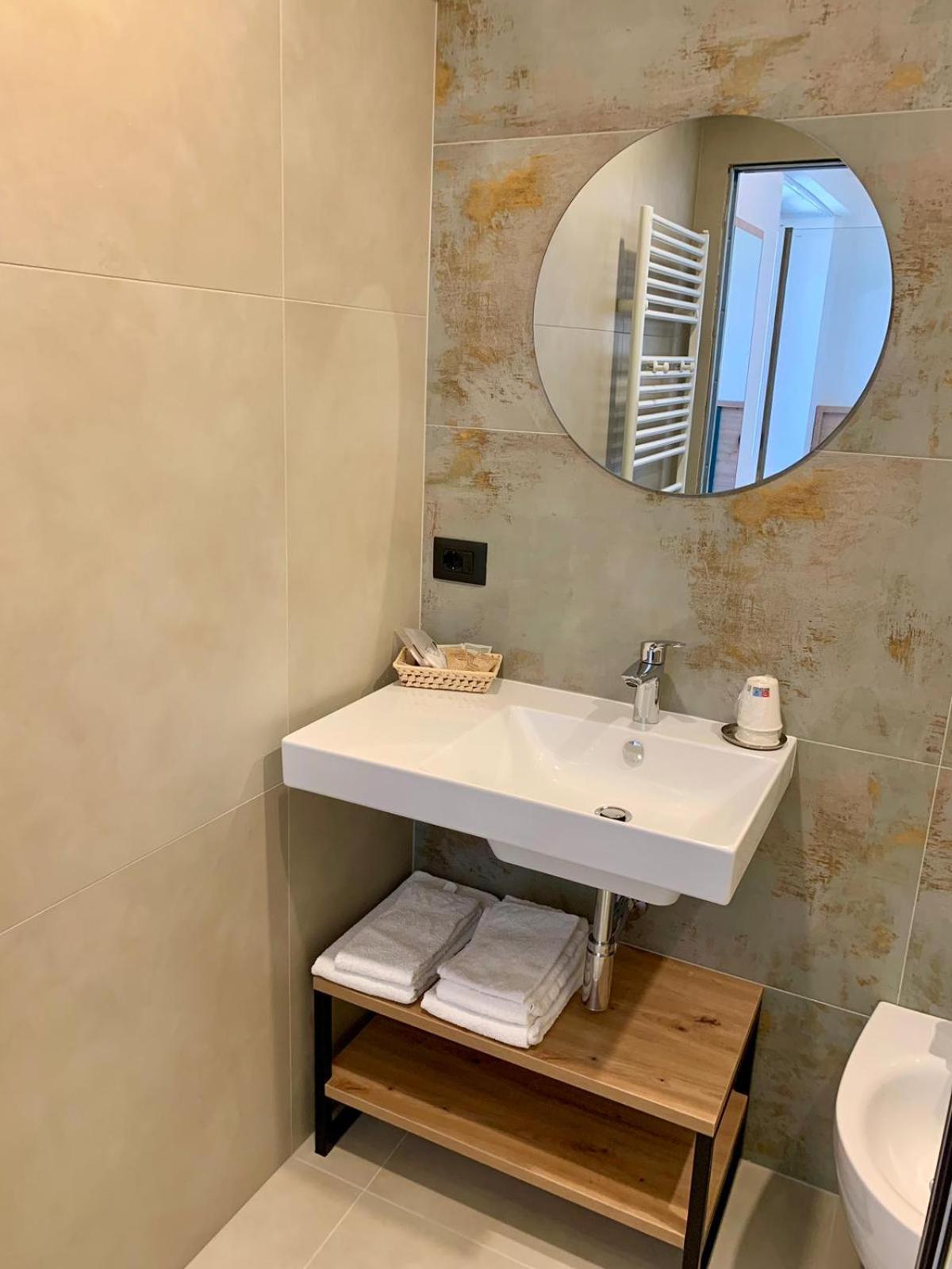 Double Room - Photo 6