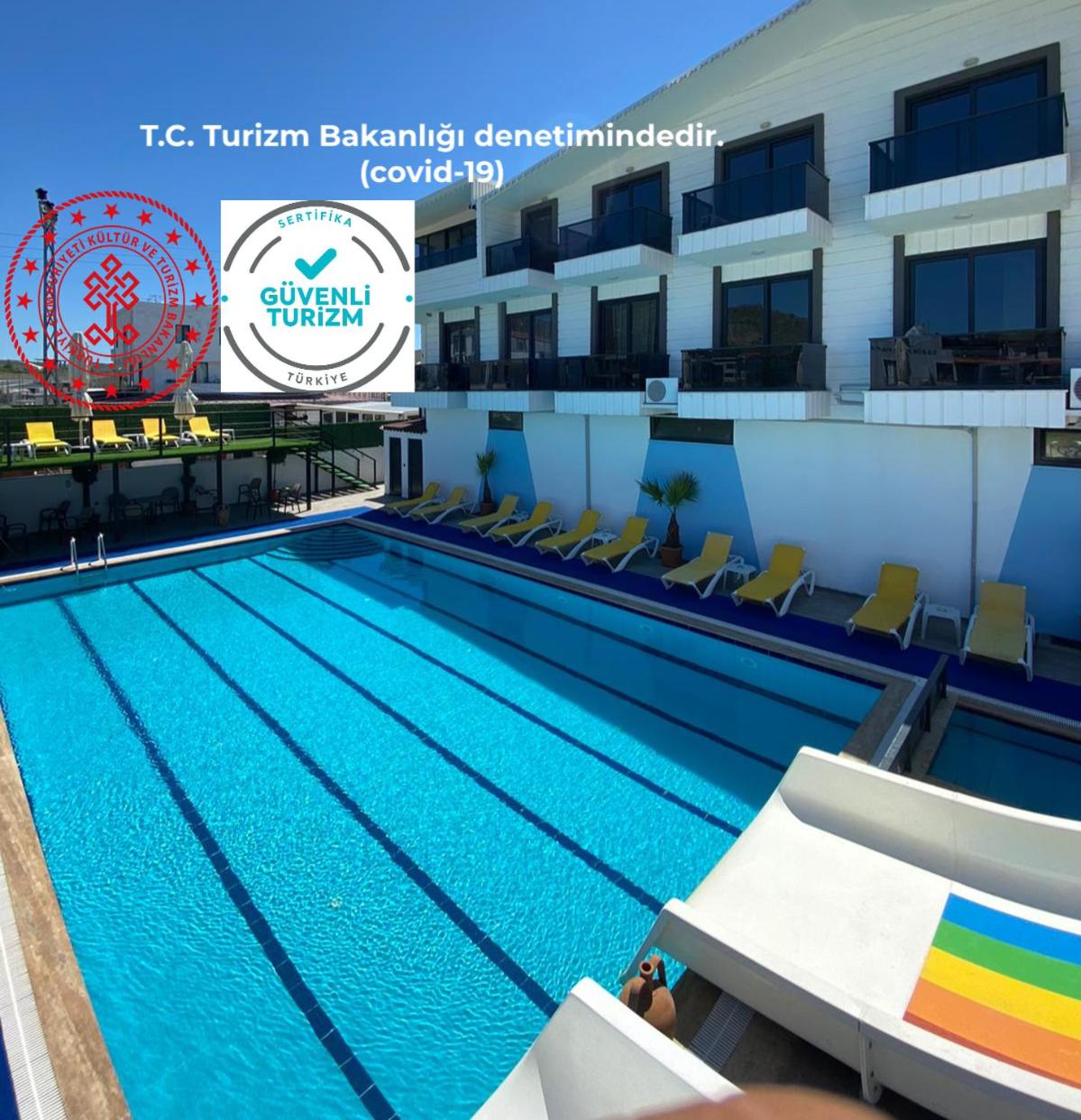 Triple Room with Pool View photo 2