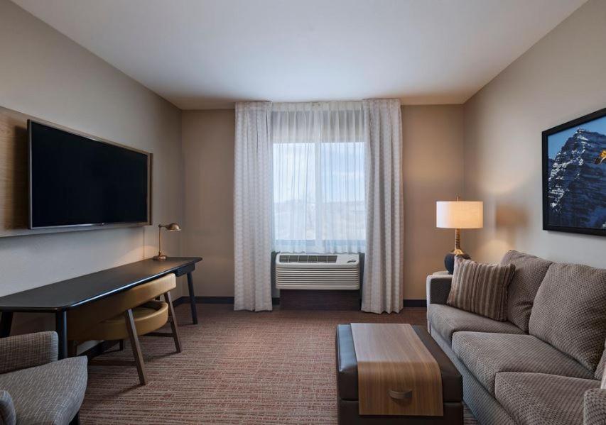 Guest Room, 1 King - Photo 1