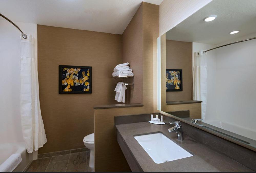 Guest Room, 1 King - Photo 4