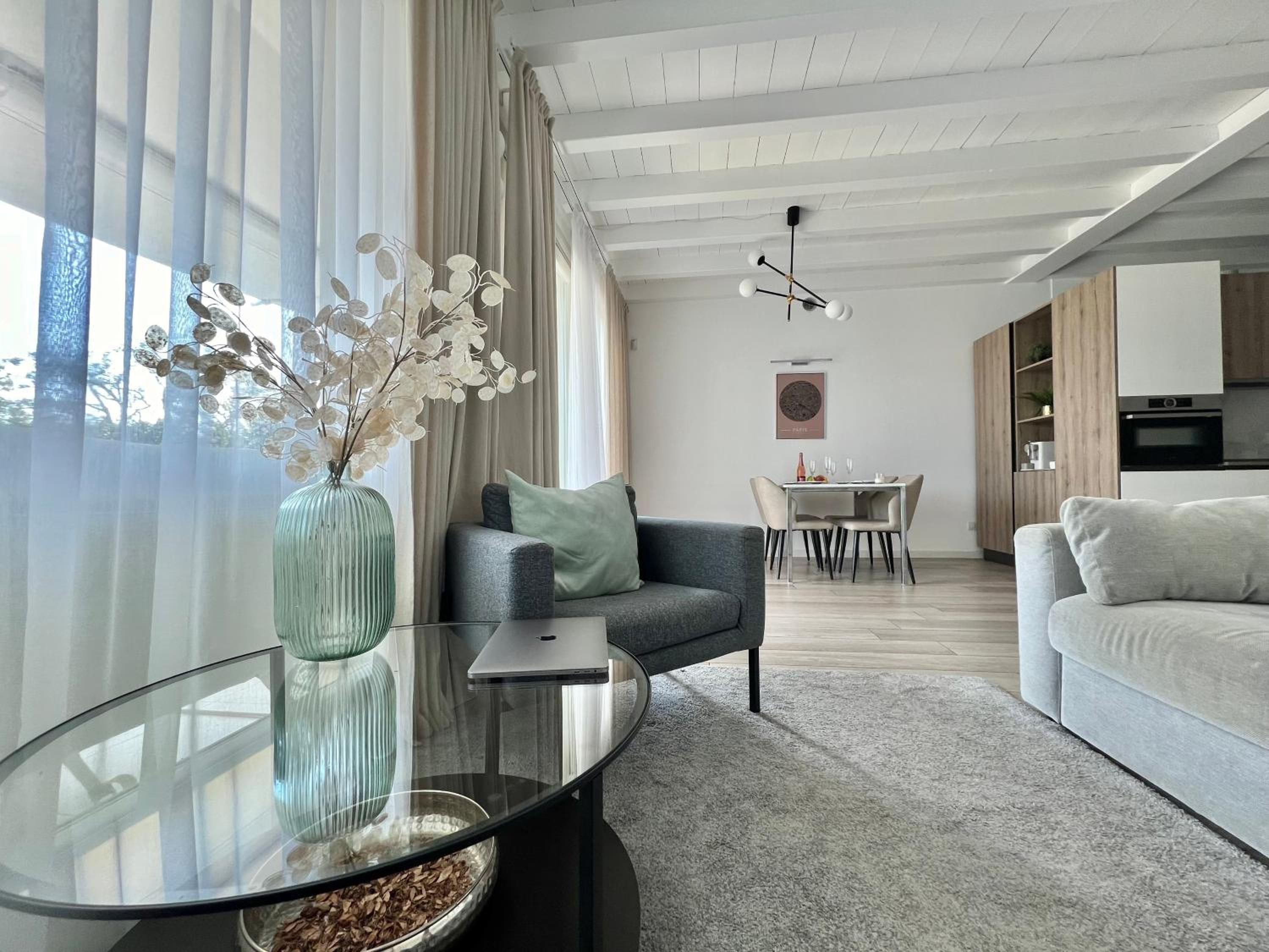 Queen Suite with Pool View