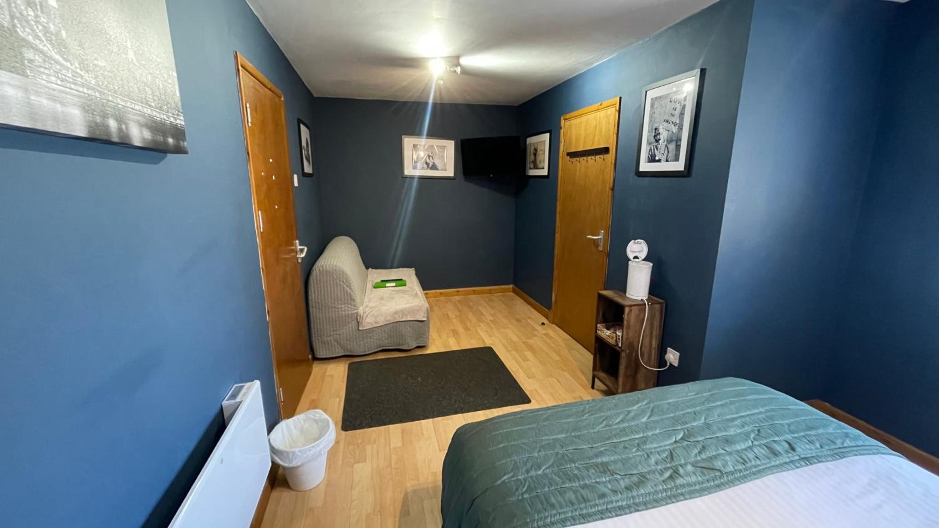 Double or Twin Room with Private Bathroom - Room 5 photo 3