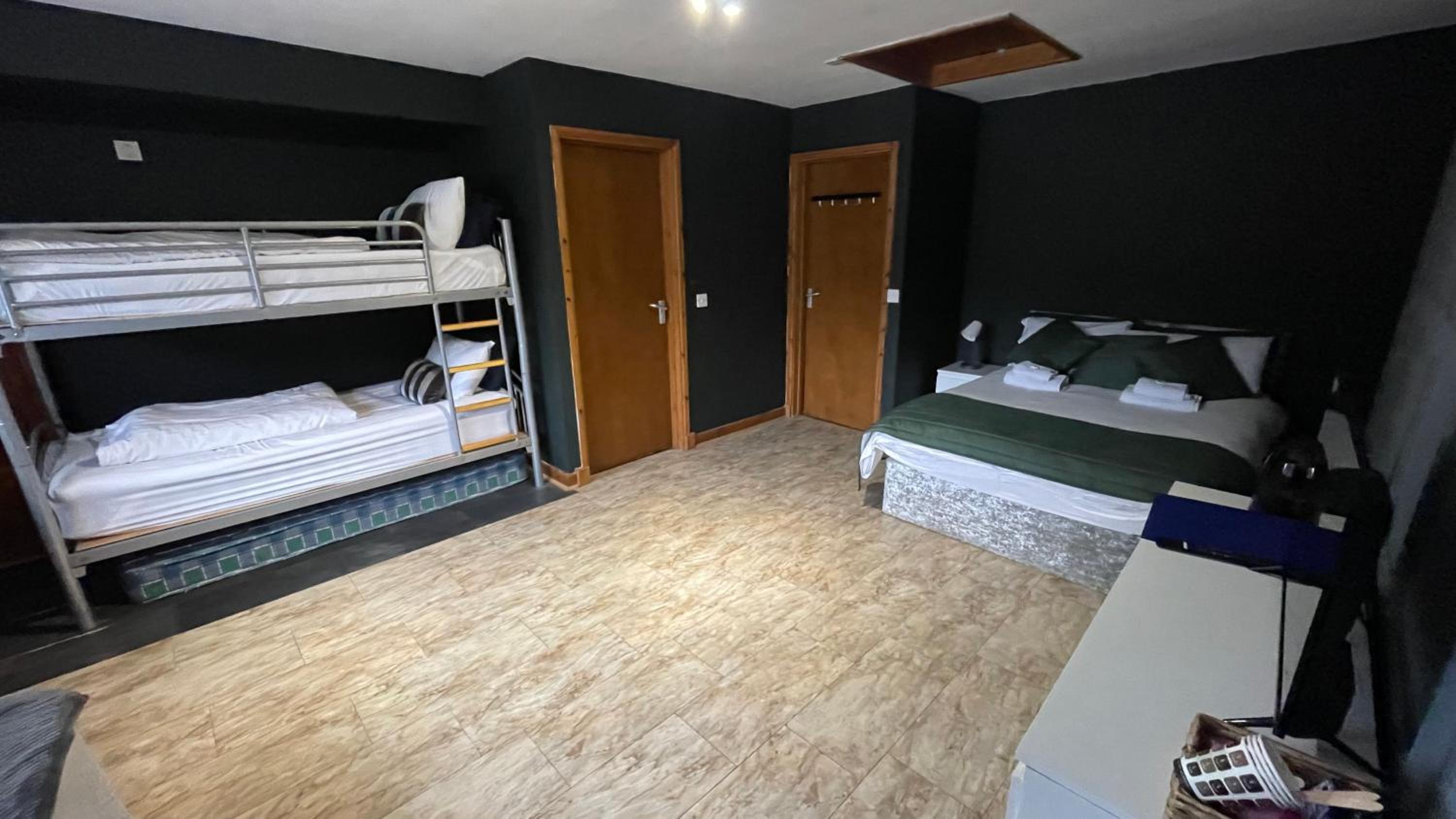 Family Room with Mountain View - Room 4