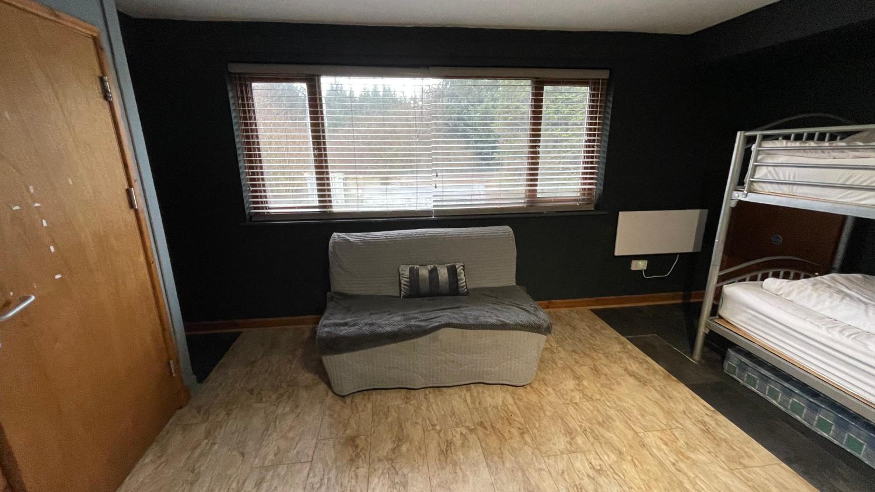 Family Room with Mountain View - Room 4 photo 3