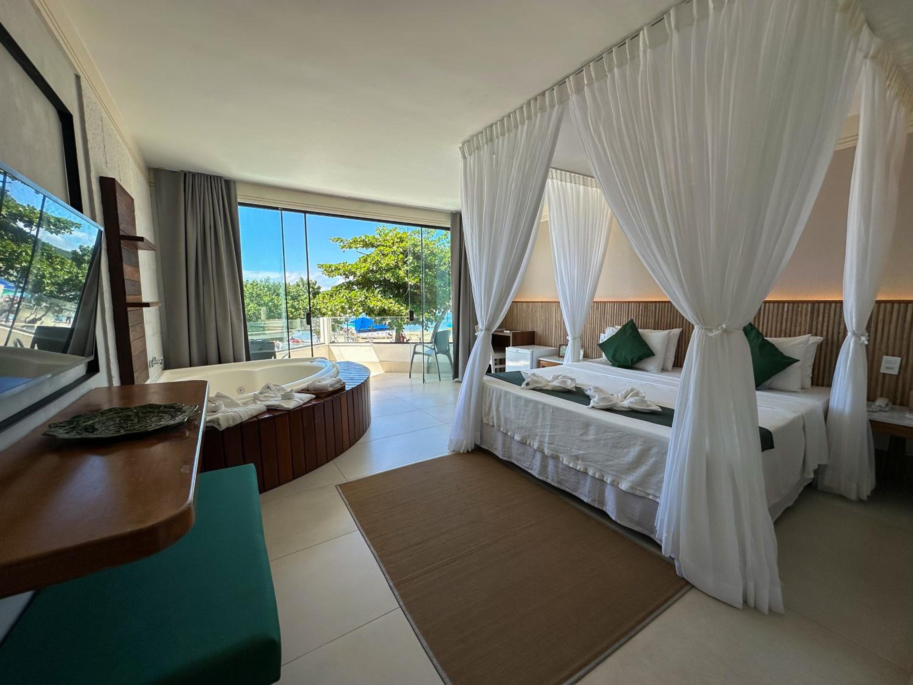Deluxe Suite with Spa Bath and Lake View
