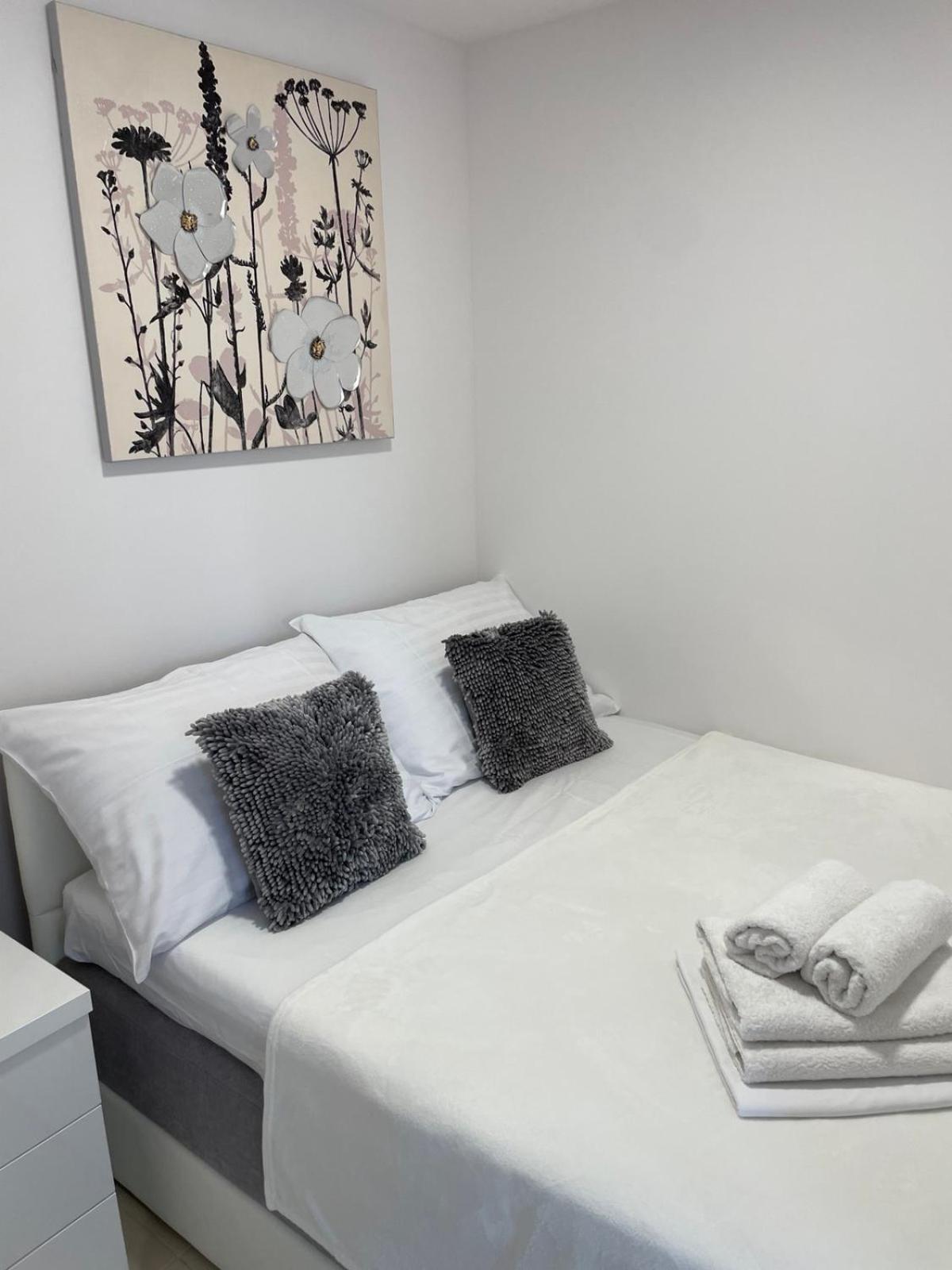 One-Bedroom Apartment photo 1