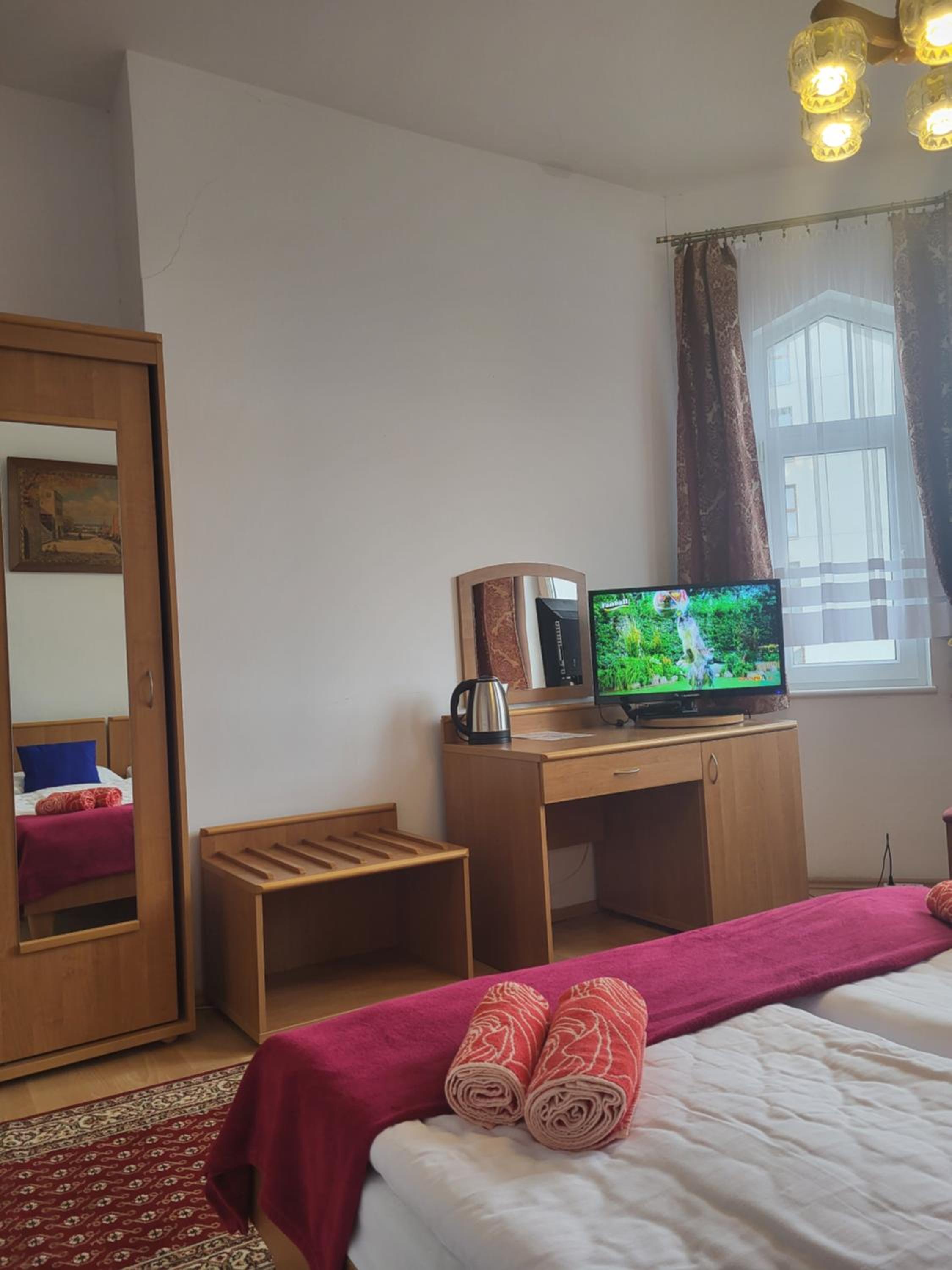 Quadruple Room with Bathroom - Photo 5