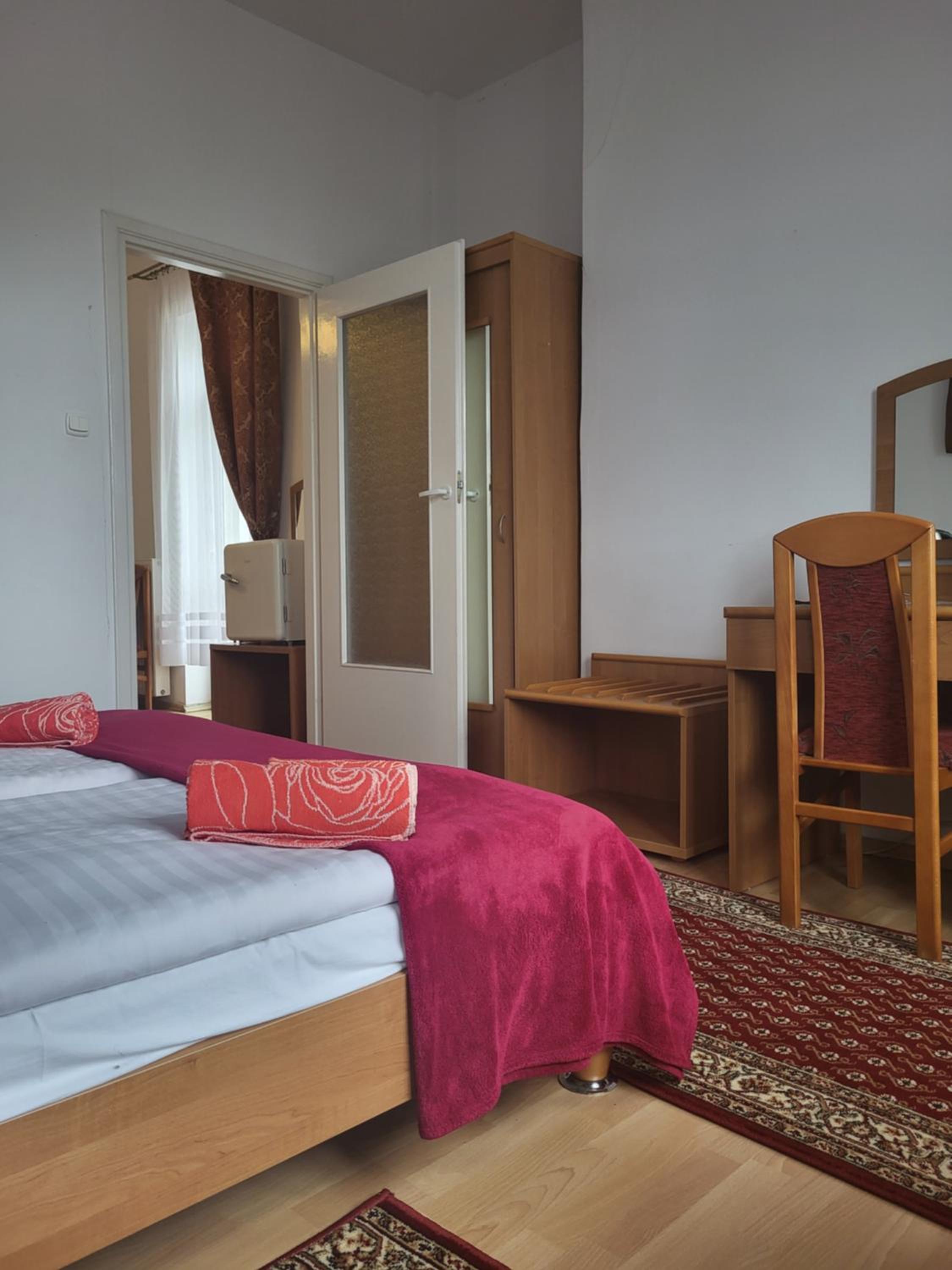 Quadruple Room with Bathroom - Photo 4