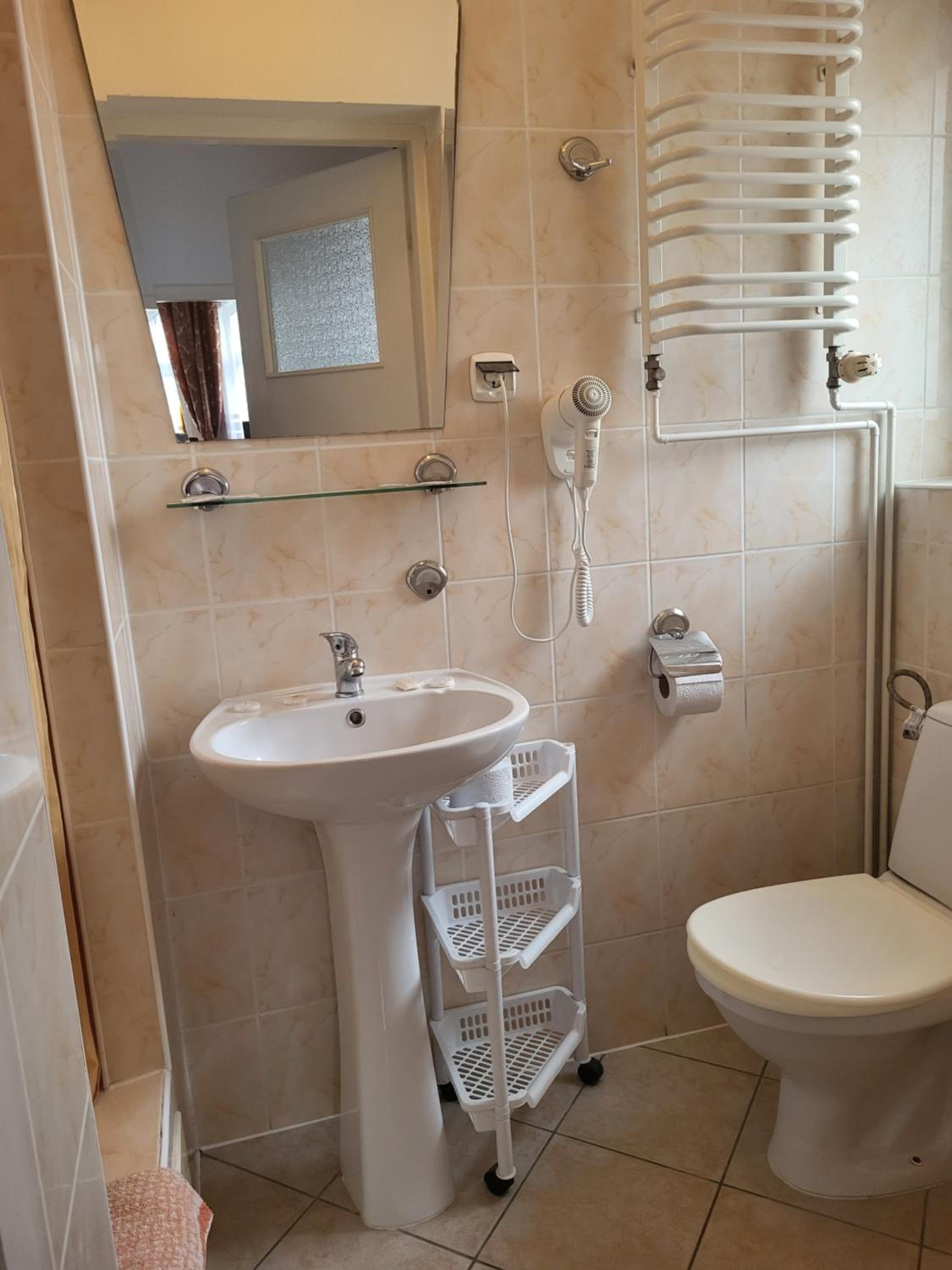 Quadruple Room with Bathroom - Photo 7