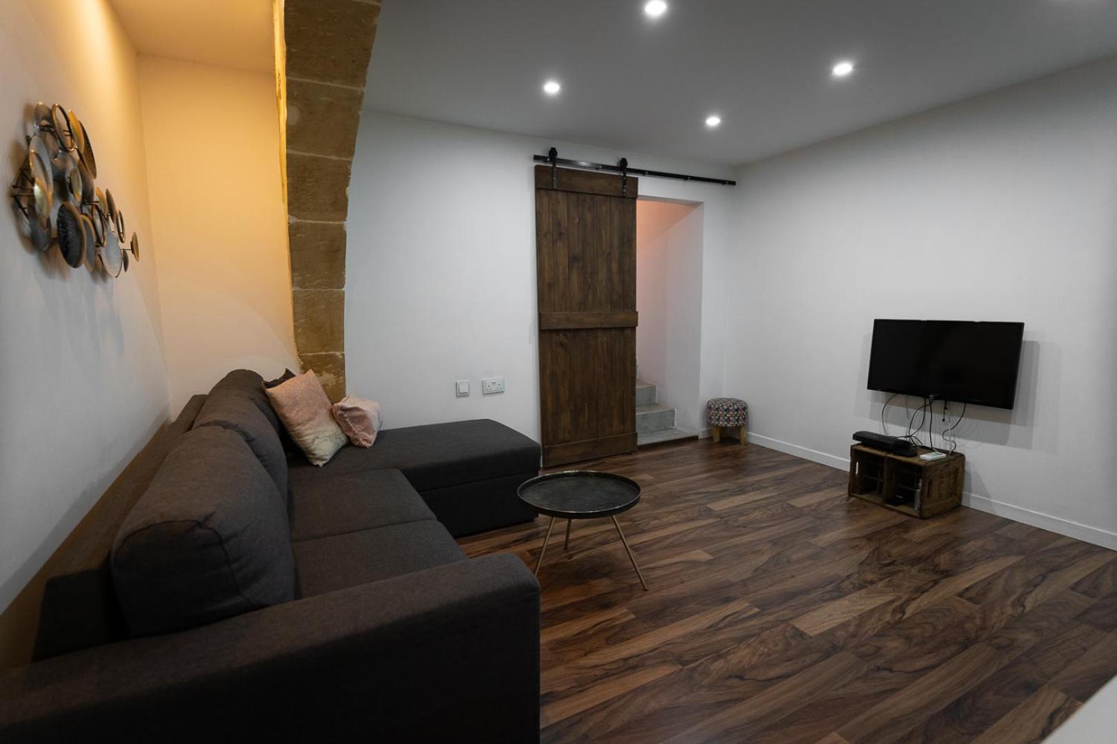 One-Bedroom Apartment photo 1