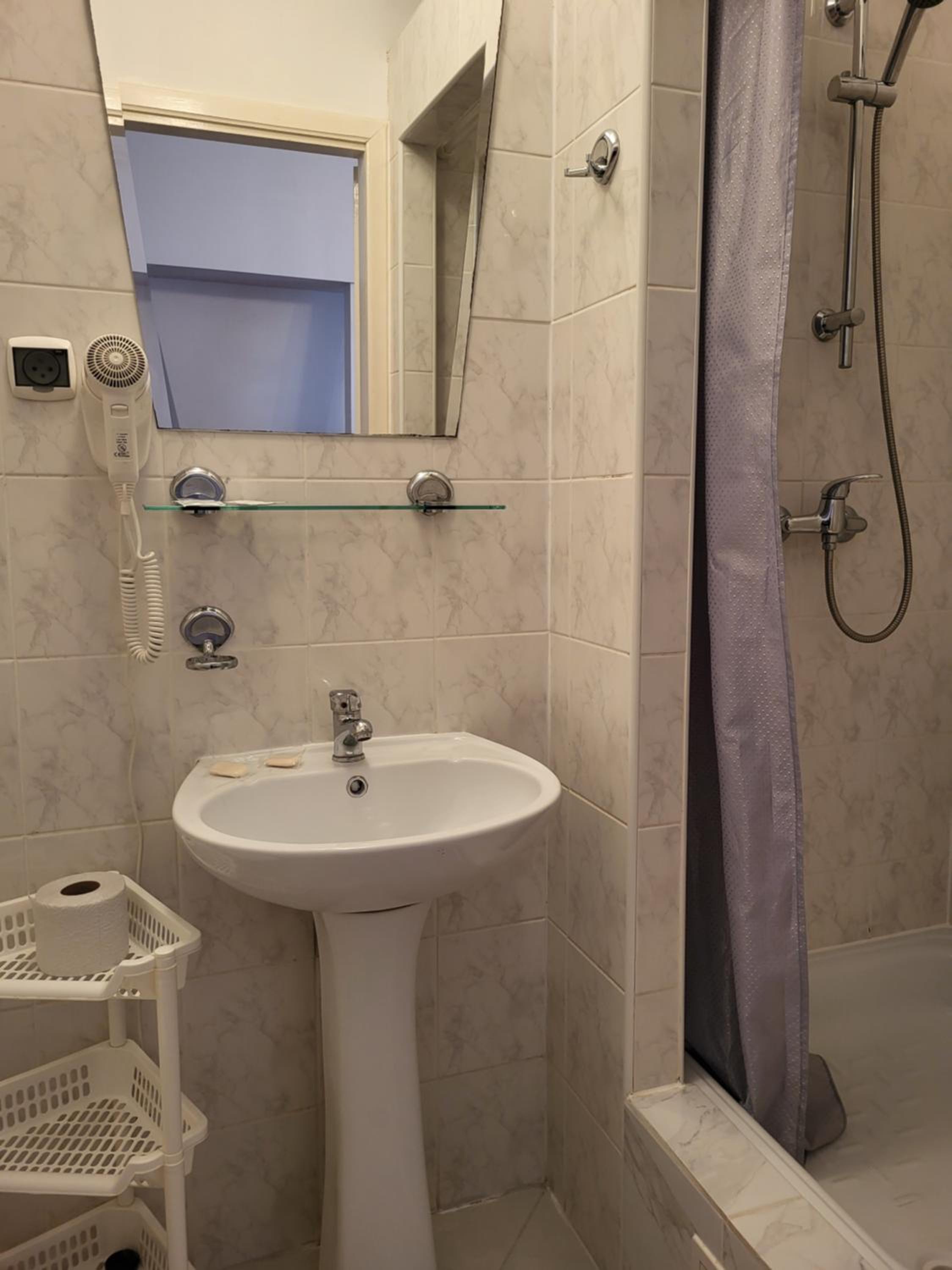 Twin Room with Bathroom - Photo 5