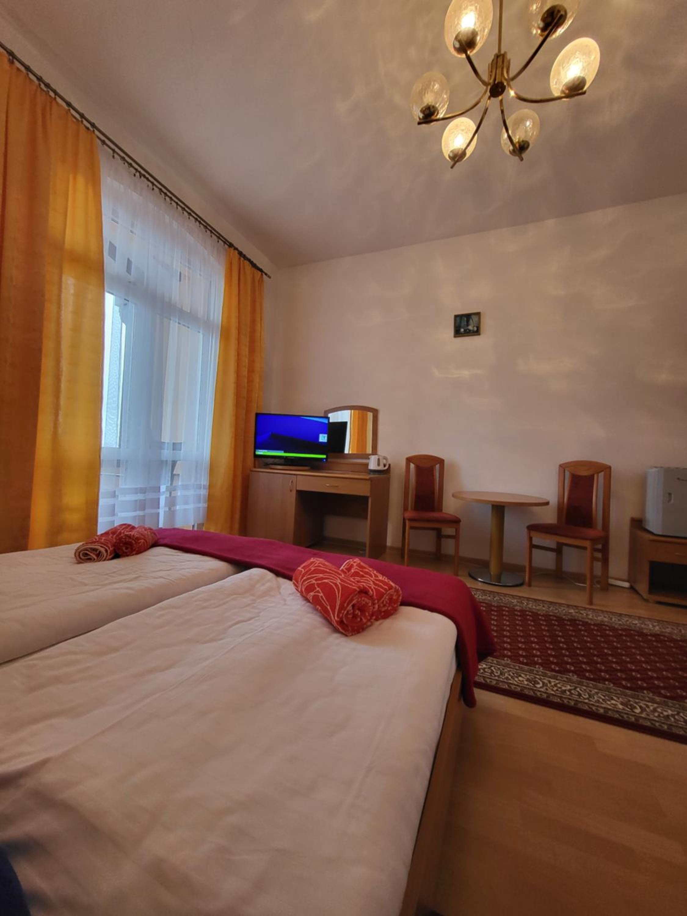 Twin Room with Bathroom - Photo 1