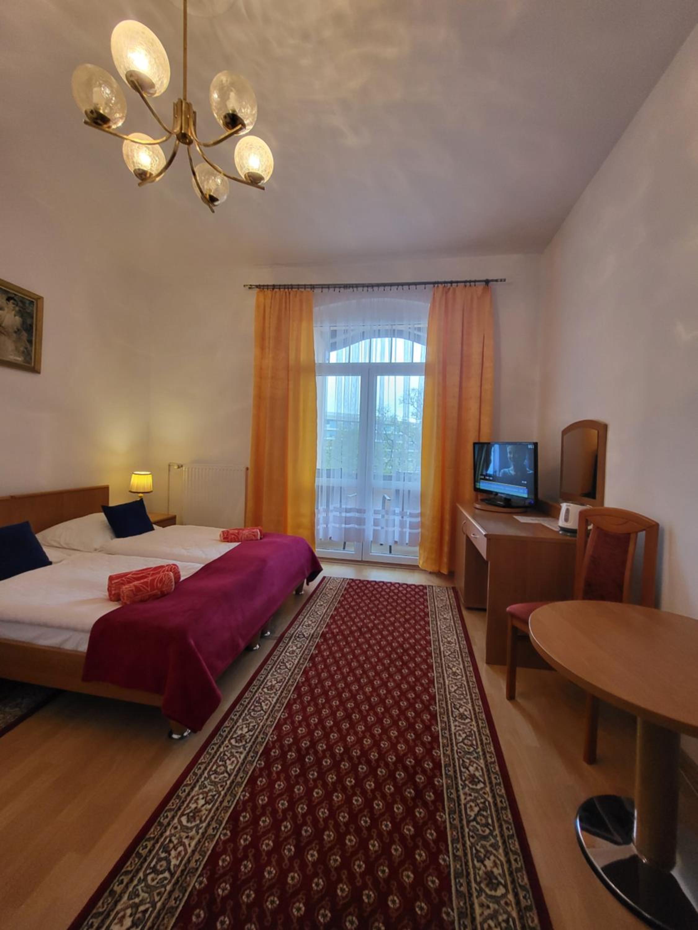 Twin Room with Bathroom - Photo 3