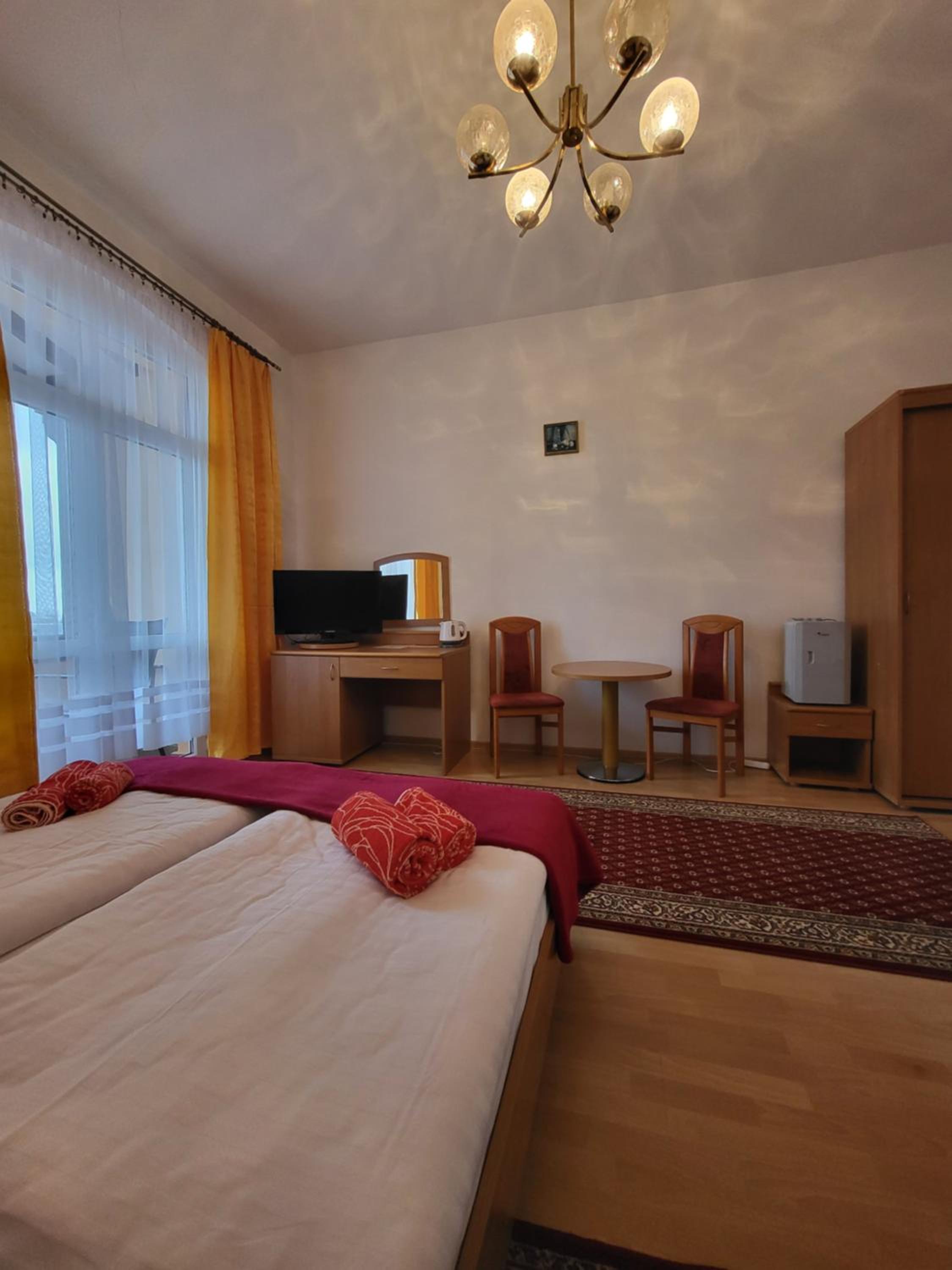 Twin Room with Bathroom - Photo 9
