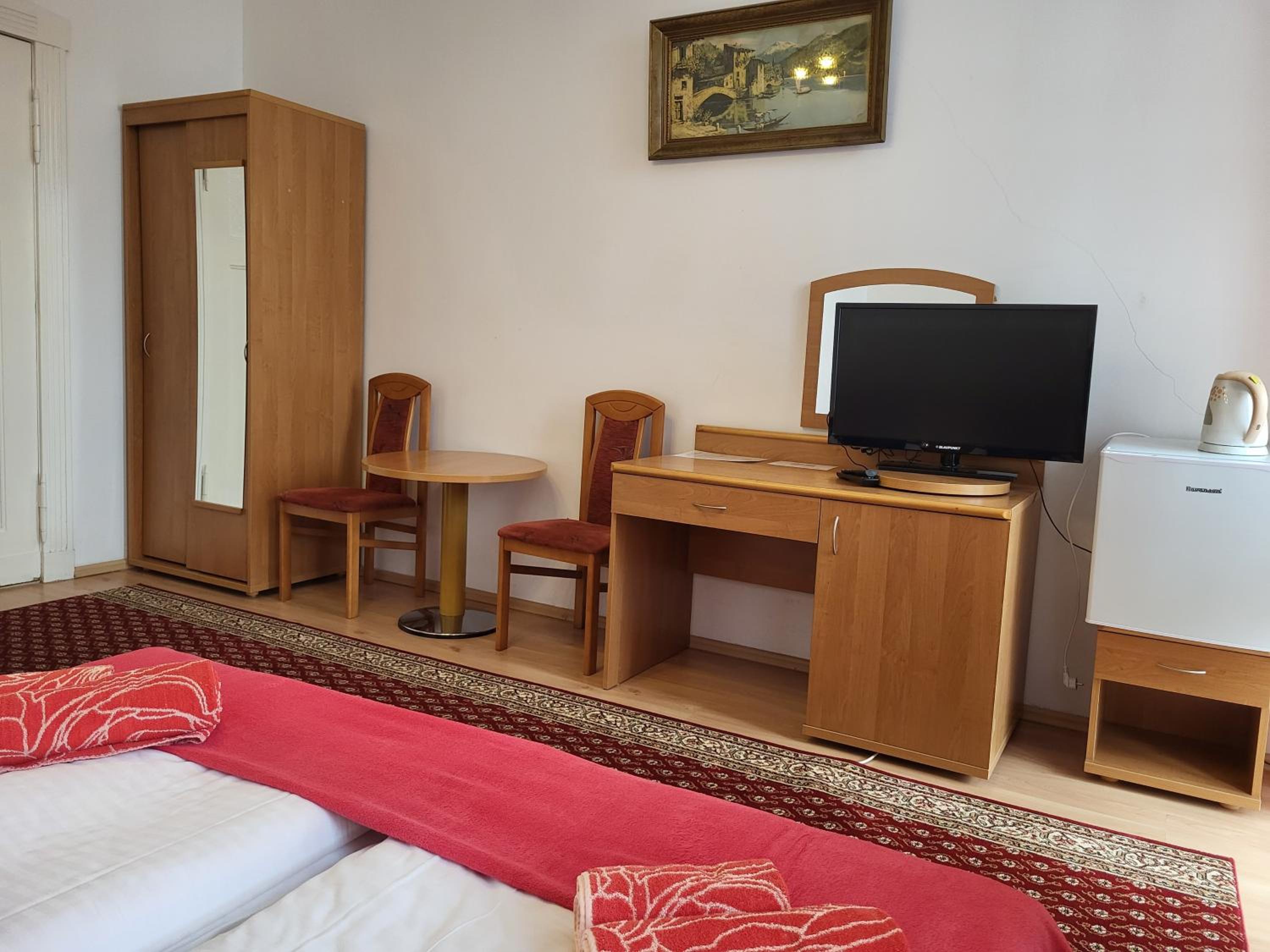 Twin Room with Bathroom - Photo 8