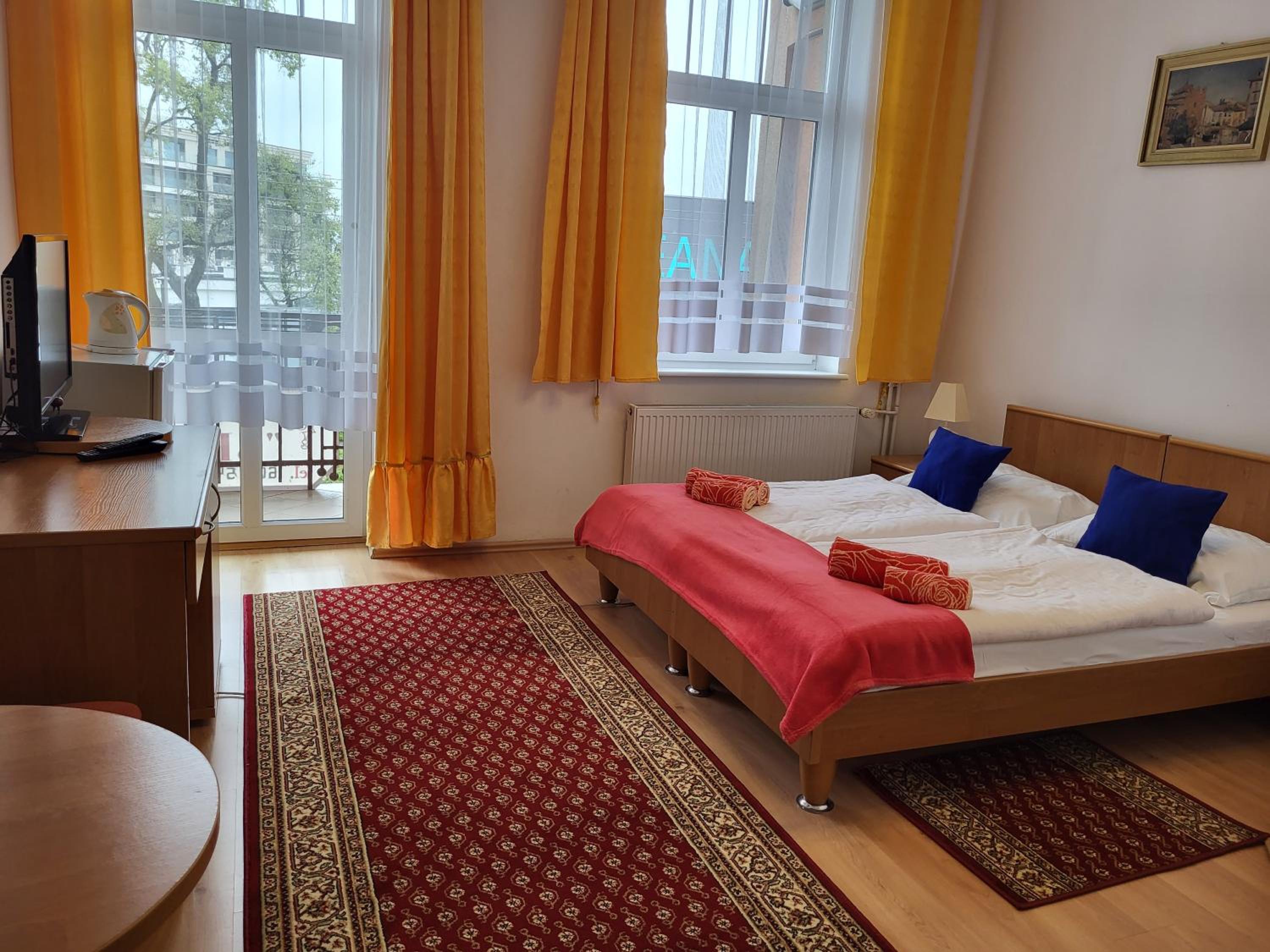 Twin Room with Bathroom - Photo 7
