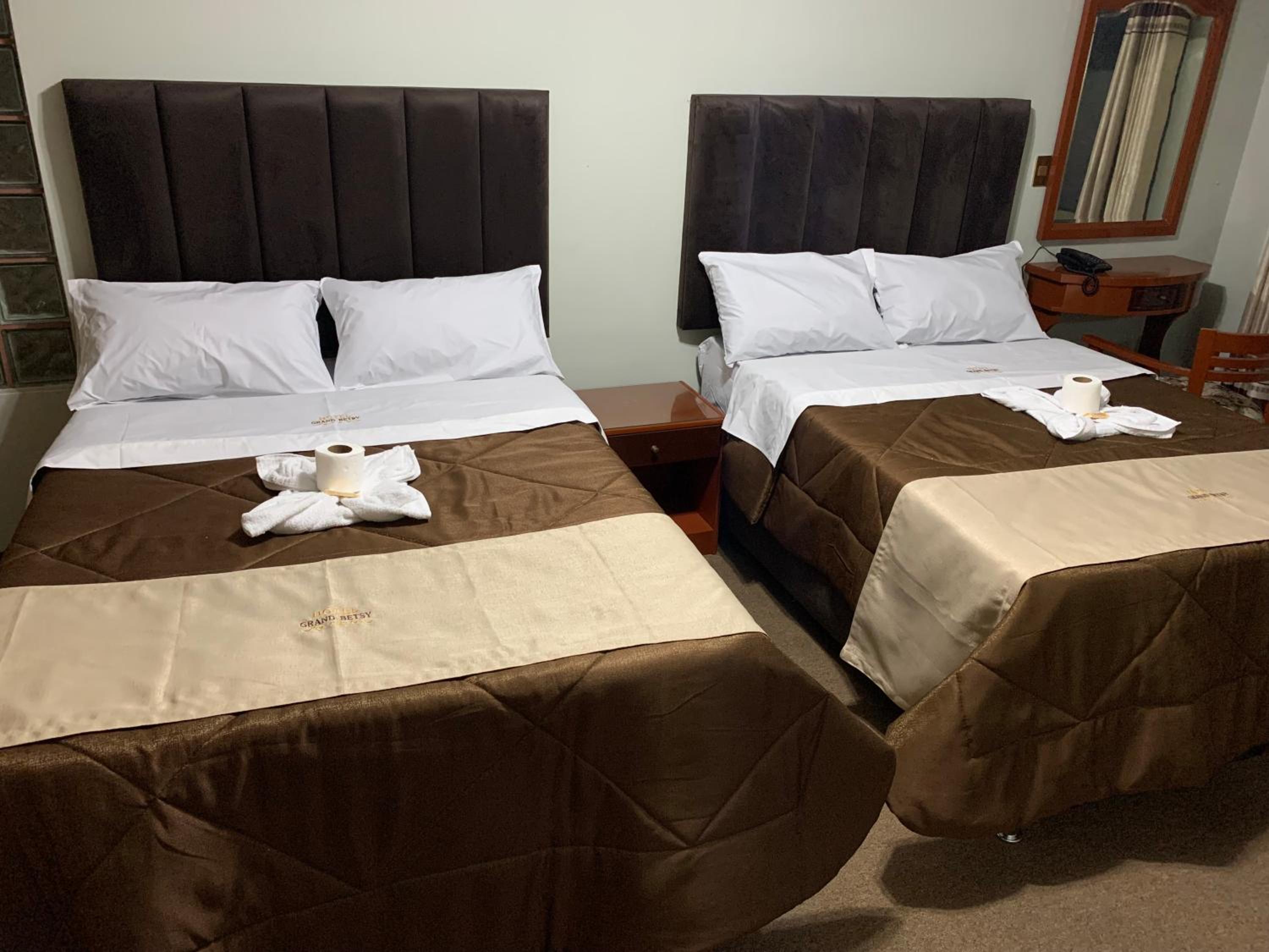 Queen Room with Two Queen Beds photo 3