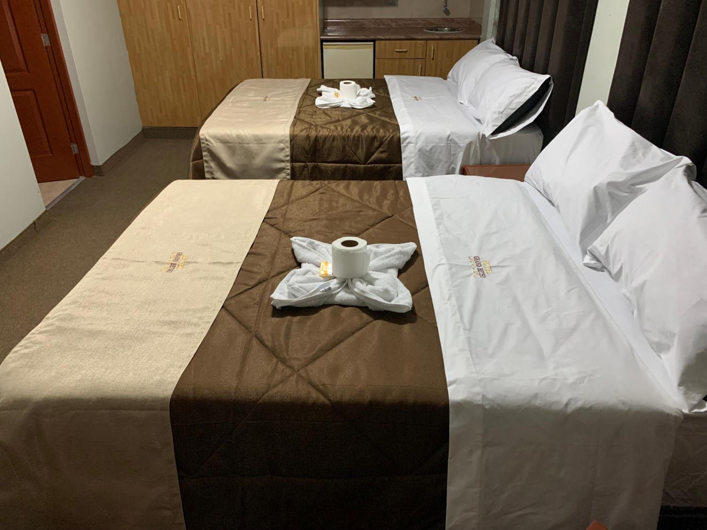 Queen Room with Two Queen Beds photo 2