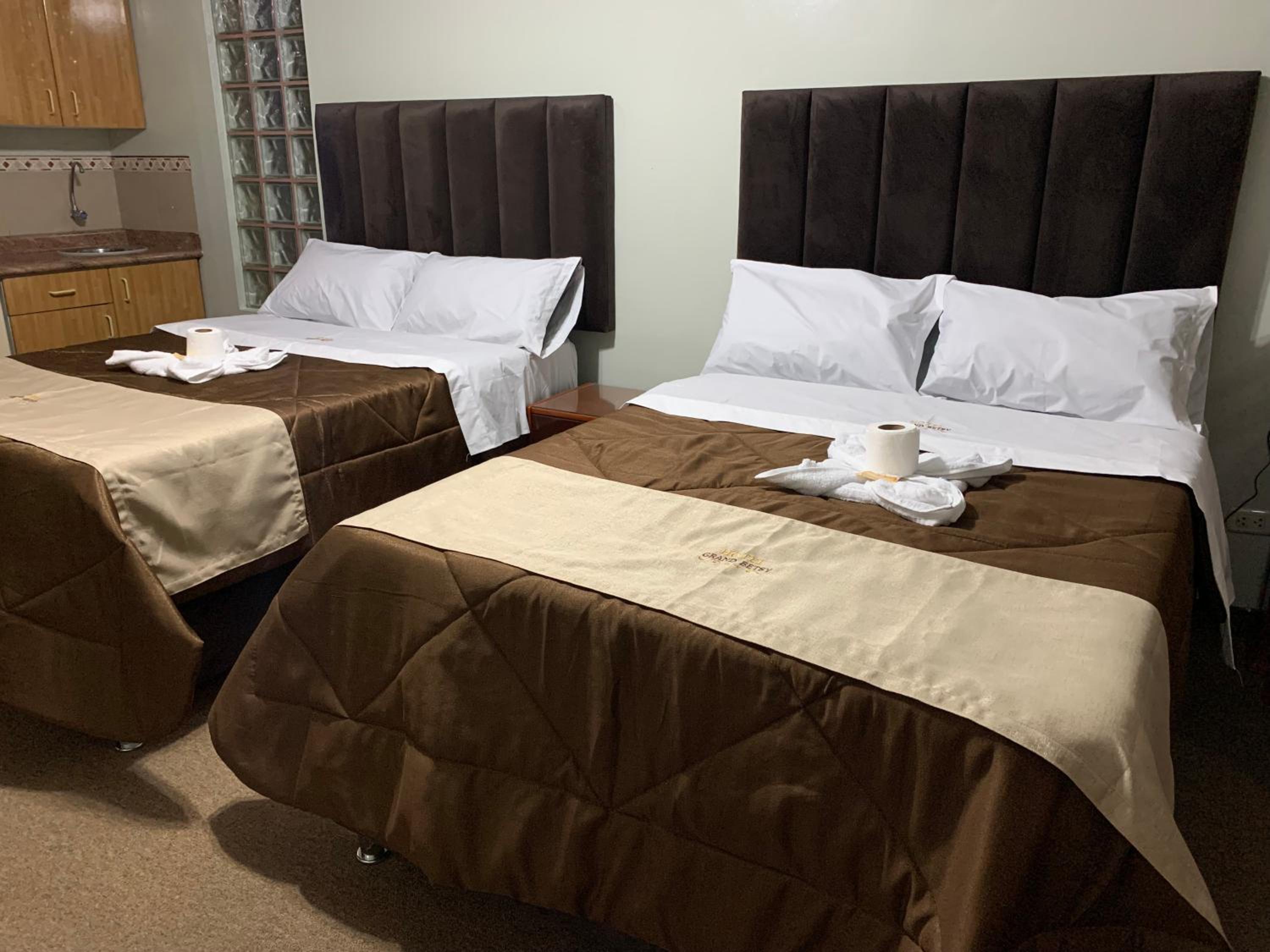 Queen Room with Two Queen Beds photo 1