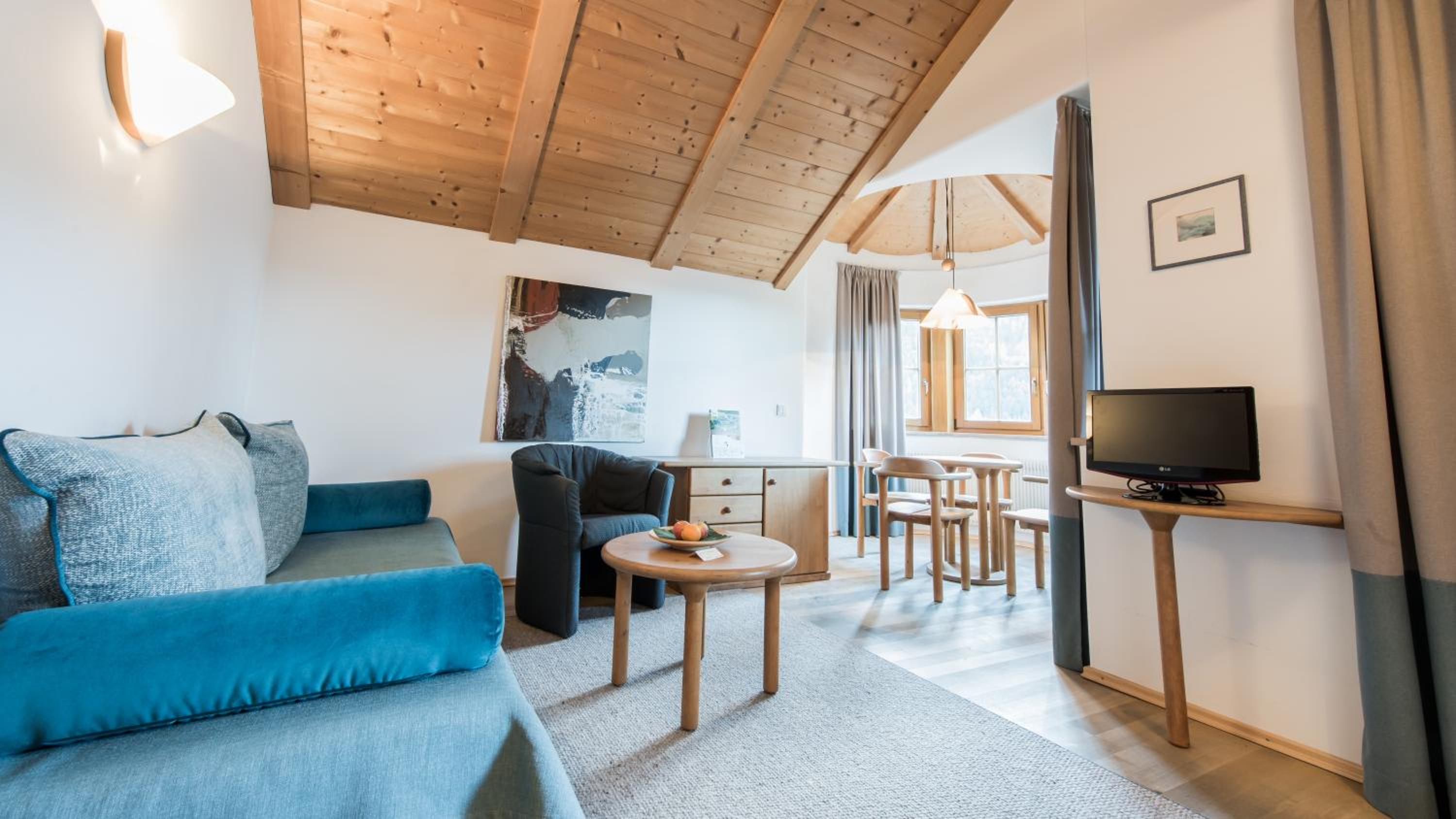 Suite - Photo 1