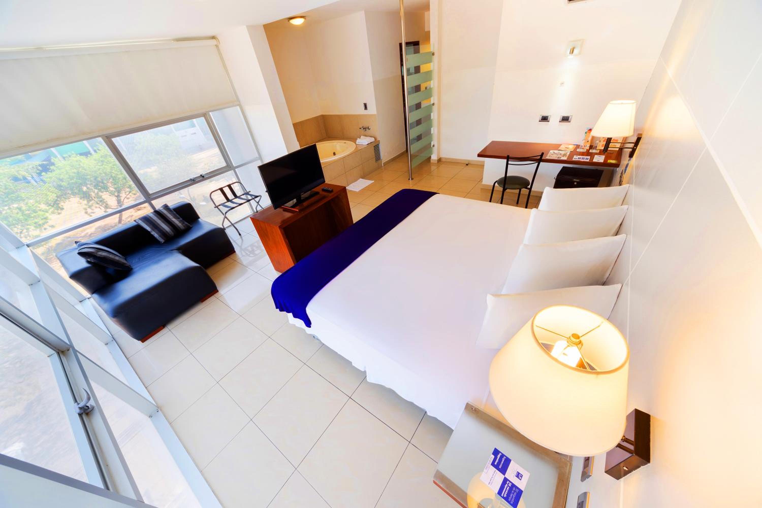 Suite - Photo 6