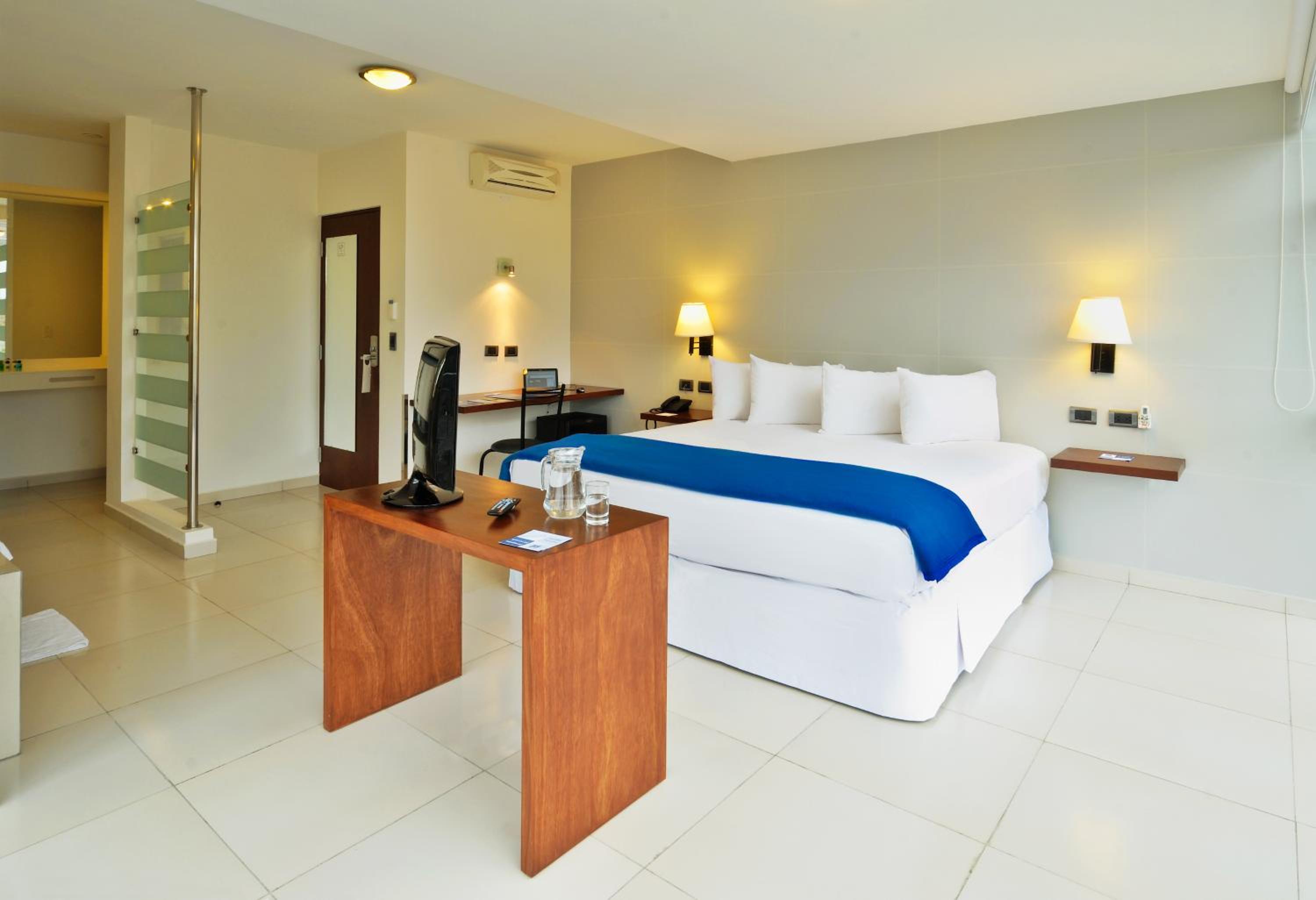 Suite - Photo 9