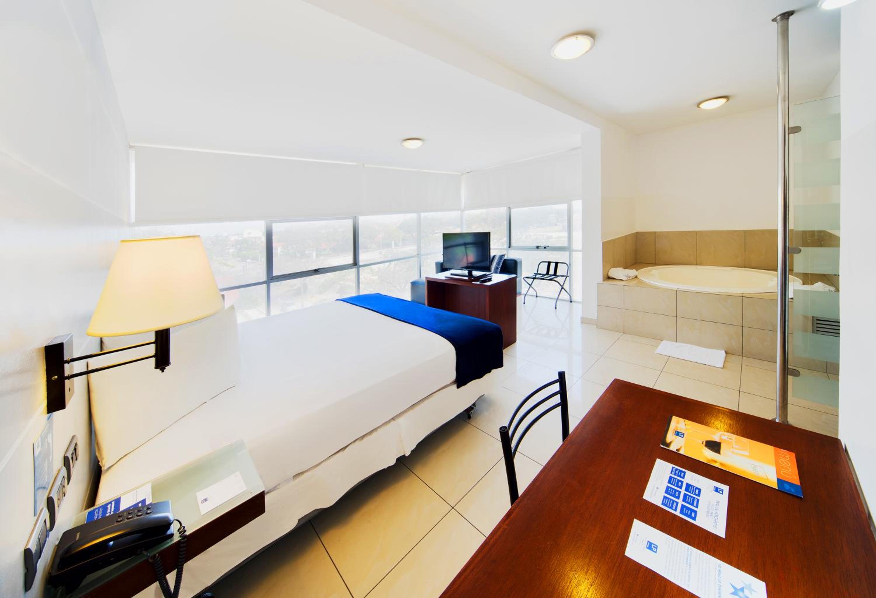 Suite - Photo 8