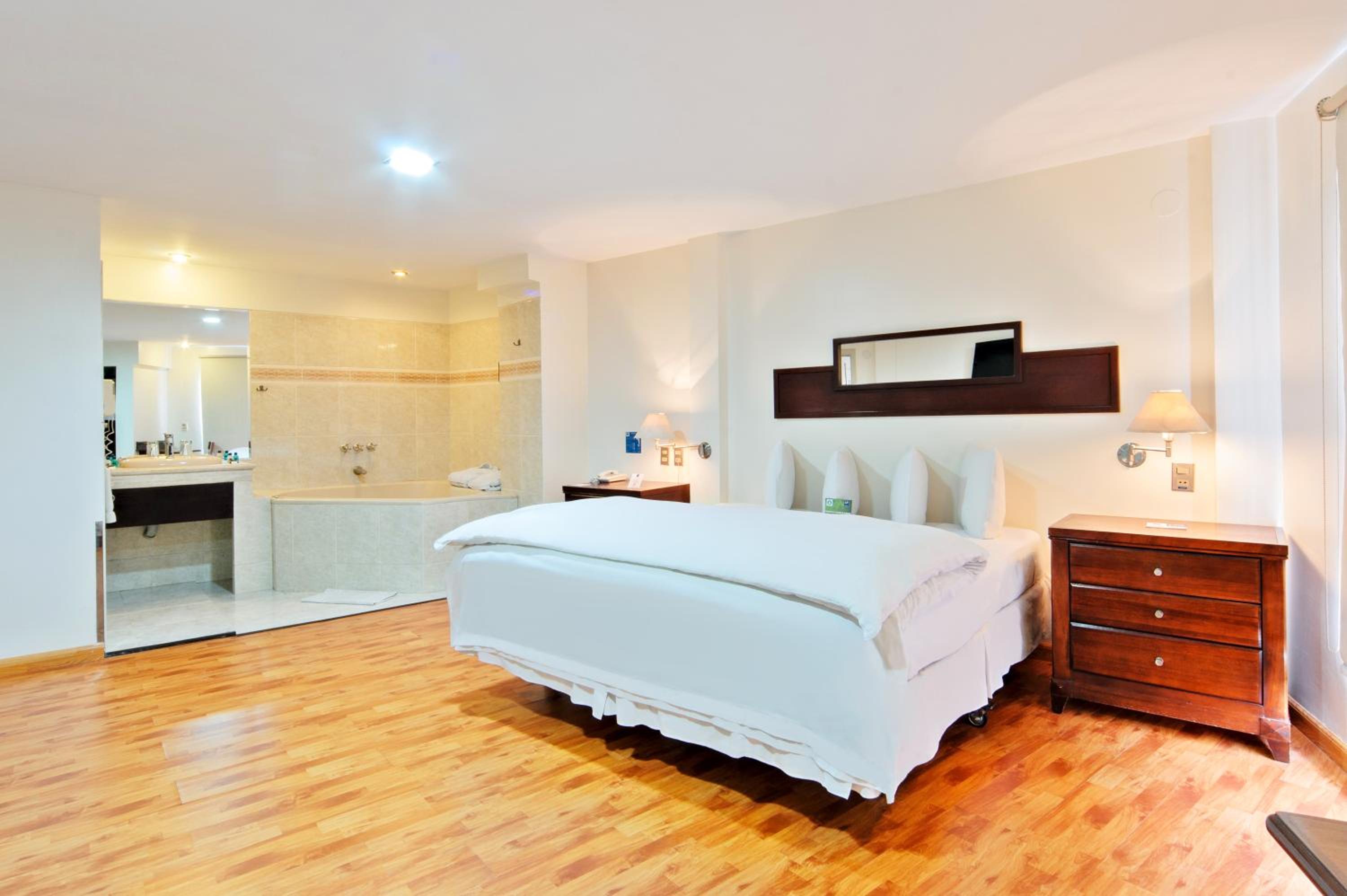 Suite - Photo 1