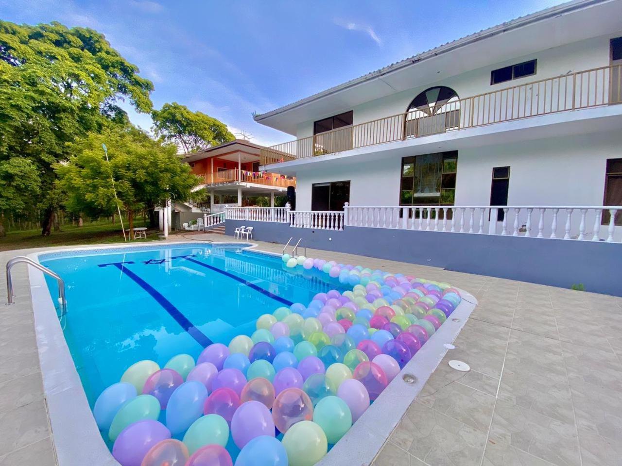 Seven-Bedroom House photo 2