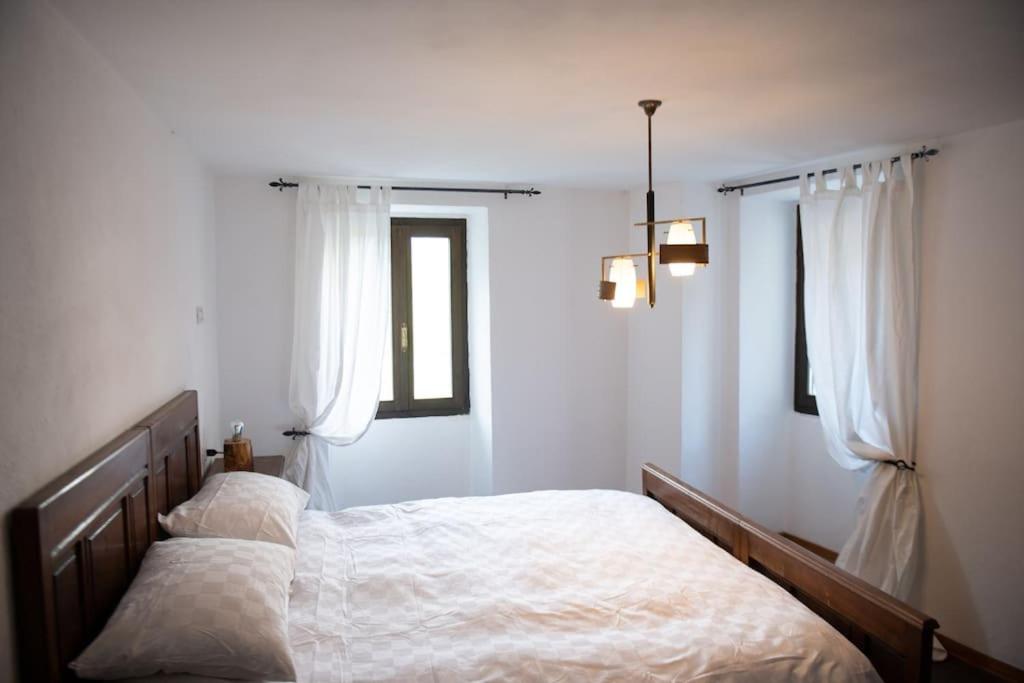 Eight-Bedroom House photo 2