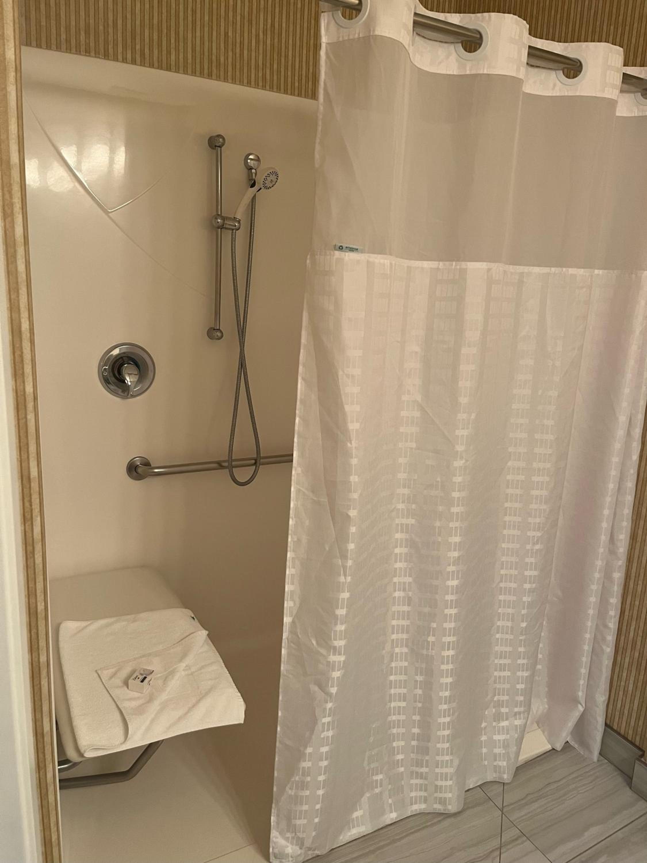 Queen Room - Disability Access/Non-Smoking - Photo 6