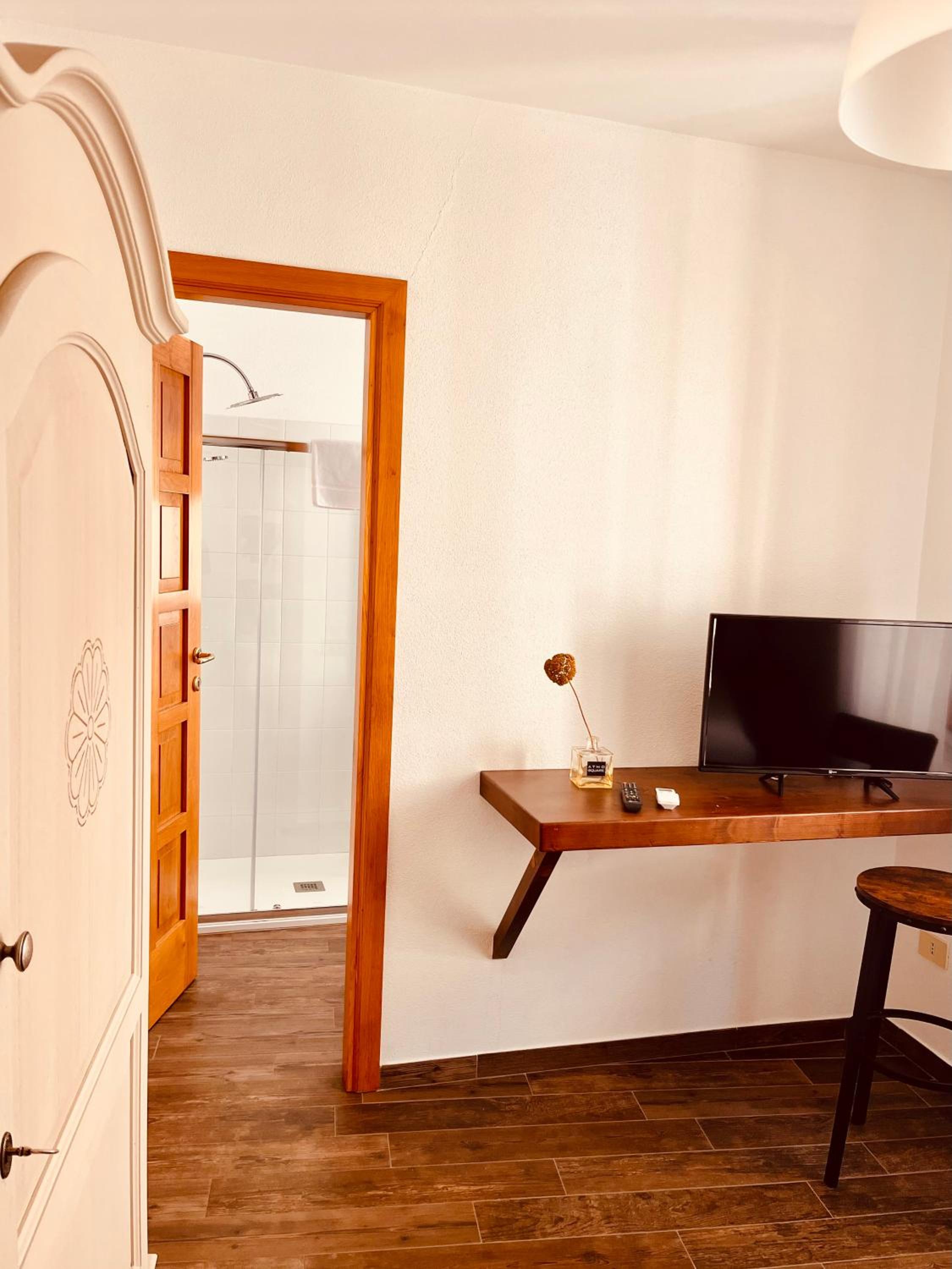 Single Room with Private Bathroom photo 2