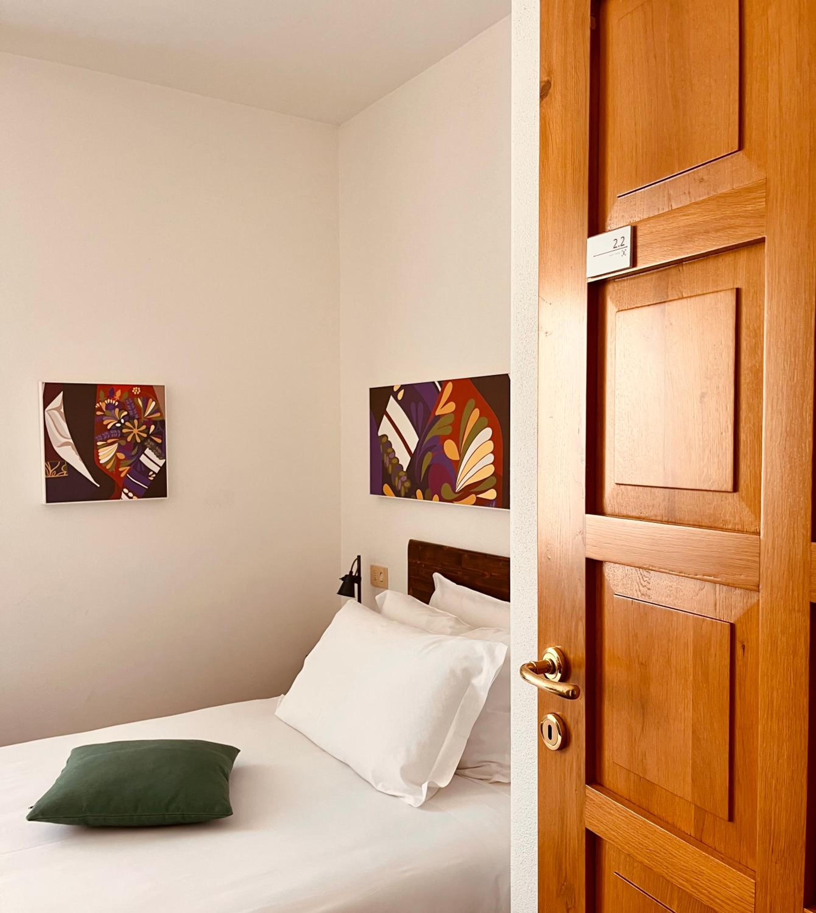Single Room with Private Bathroom photo 1