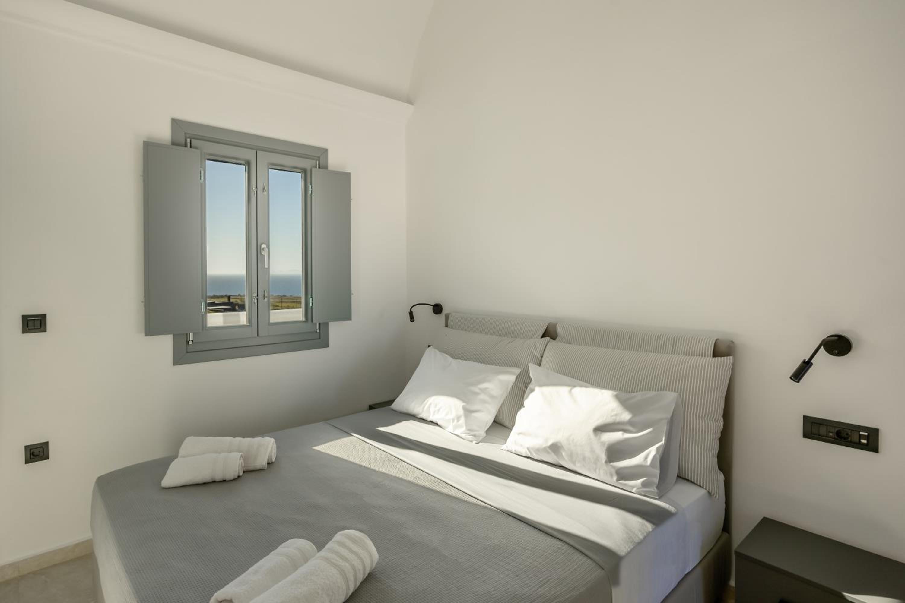 Deluxe Double Room with Side Sea View photo 2