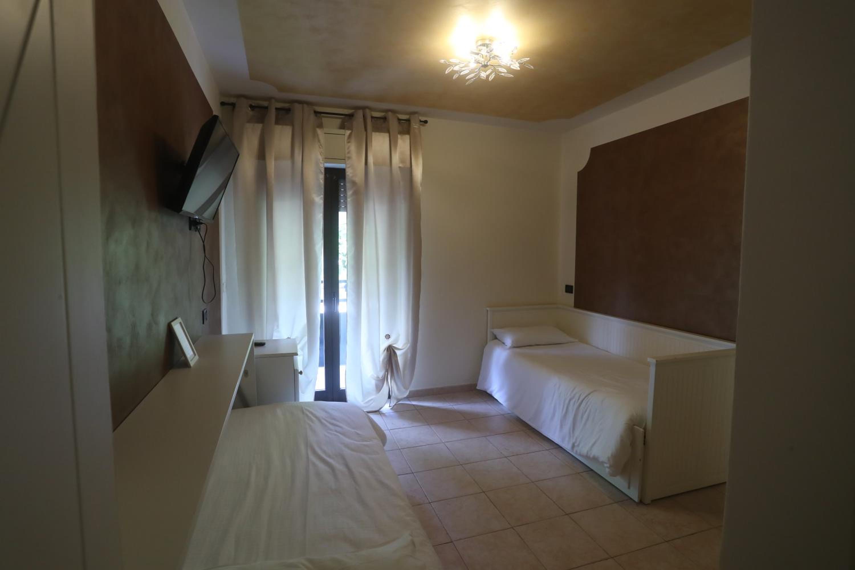Family Room with Balcony photo 3