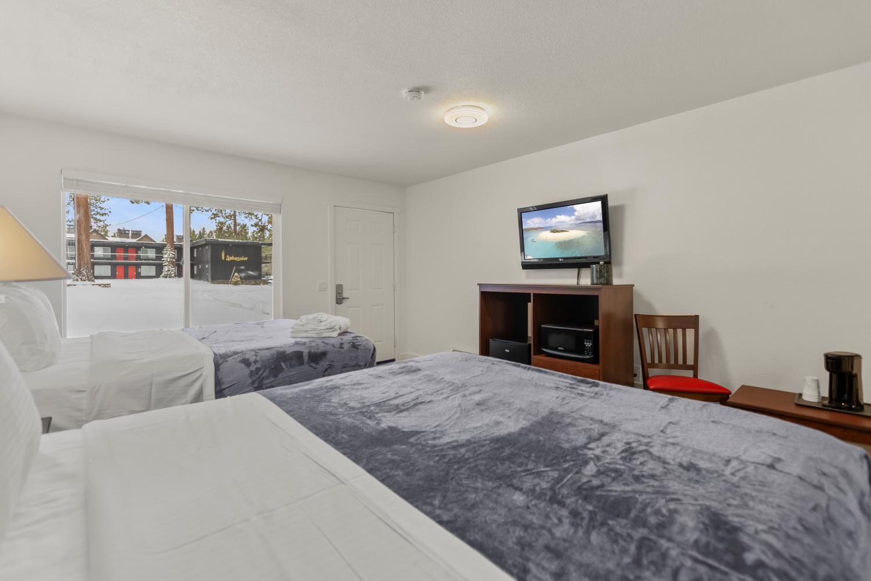 Queen Room with Two Queen Beds - Photo 3