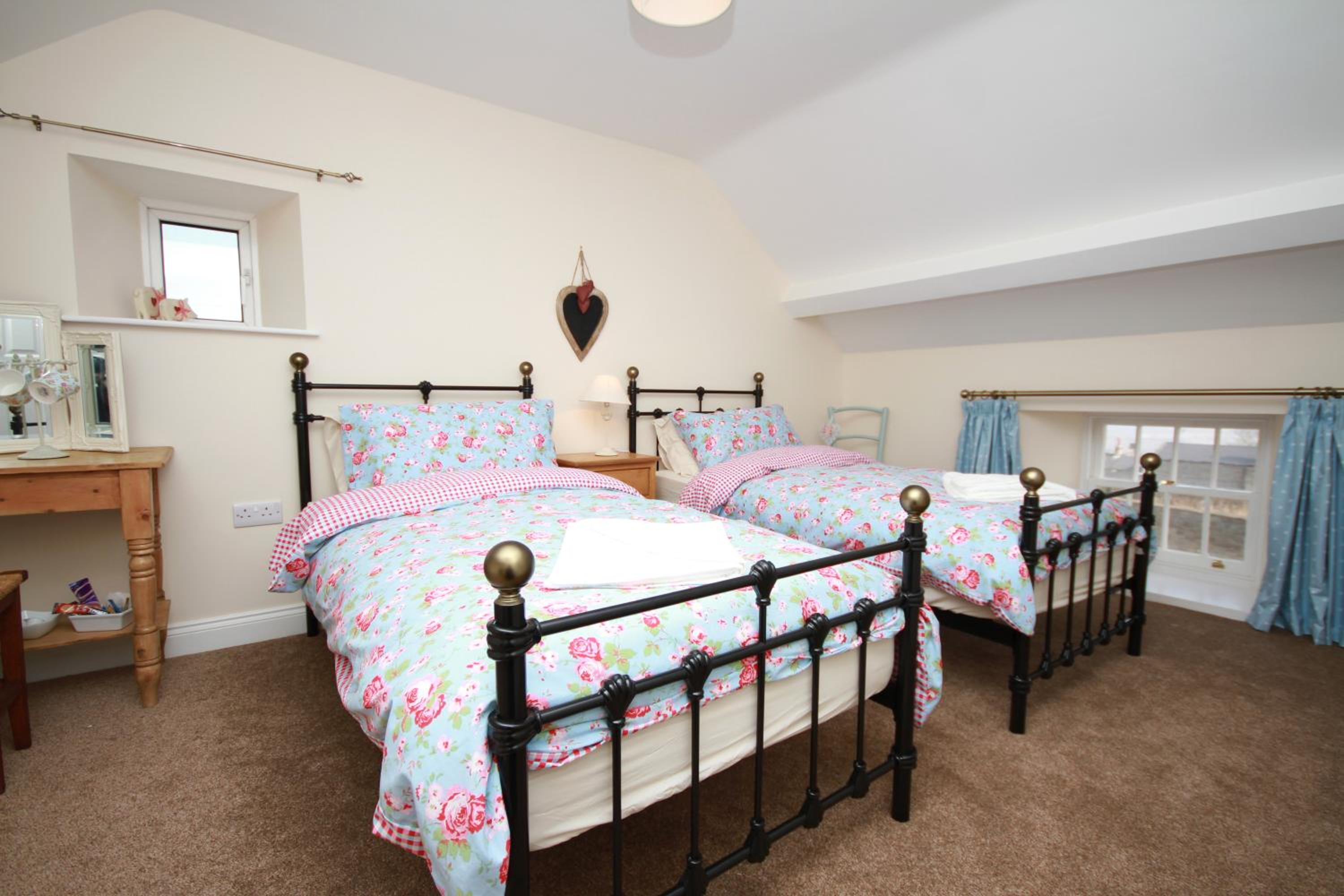 Standard Twin Room - Photo 3