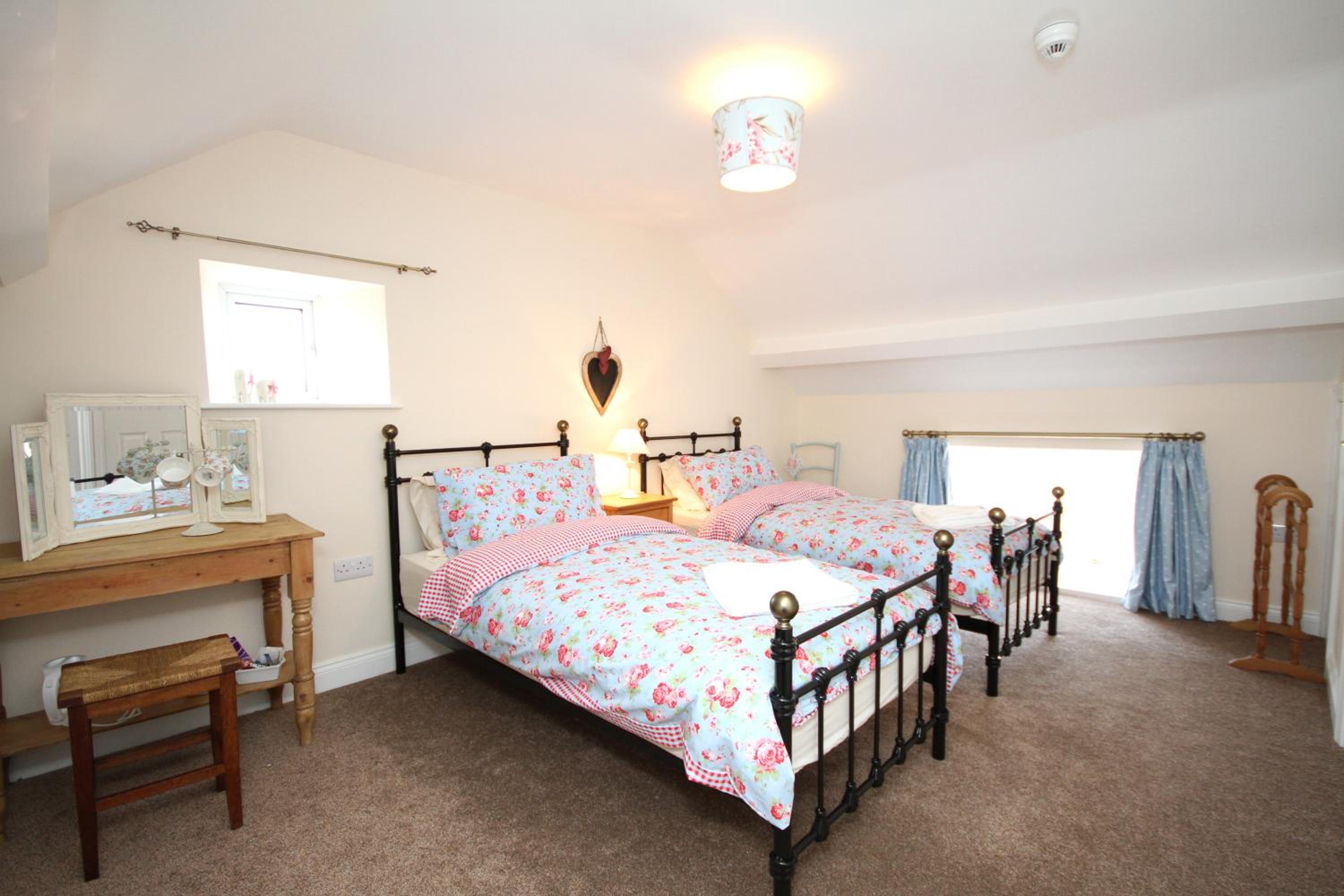Standard Twin Room - Photo 2