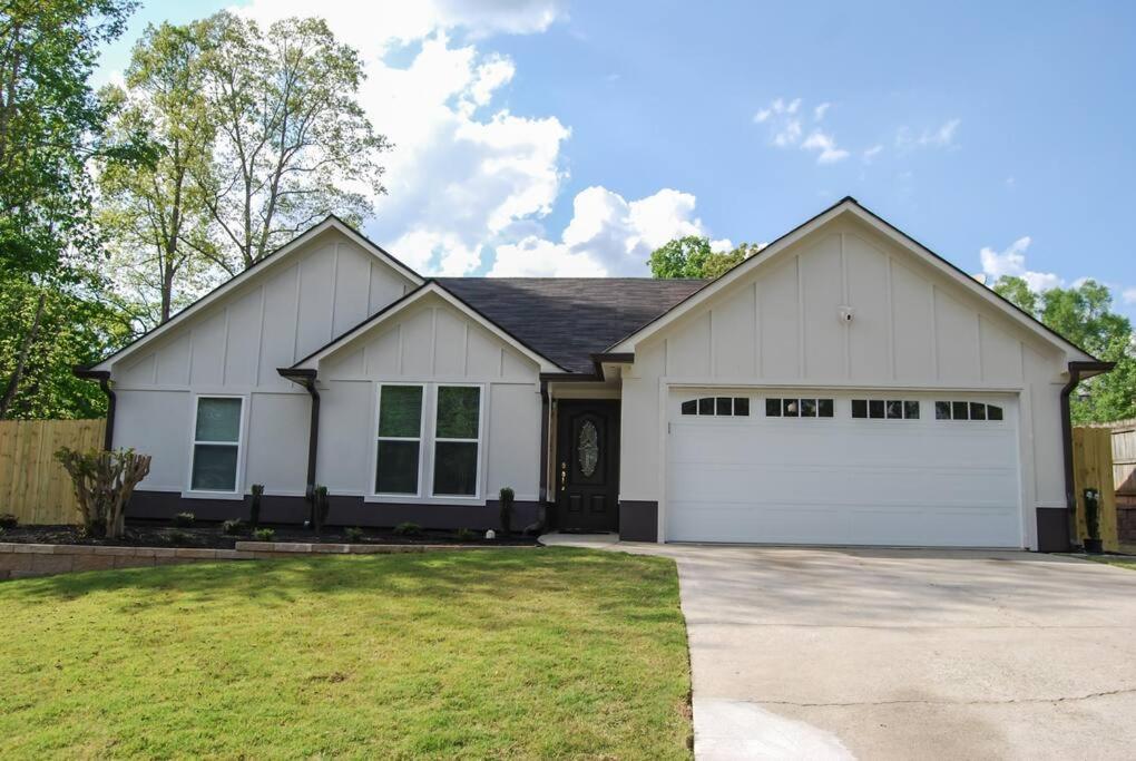 Three-Bedroom House photo 2