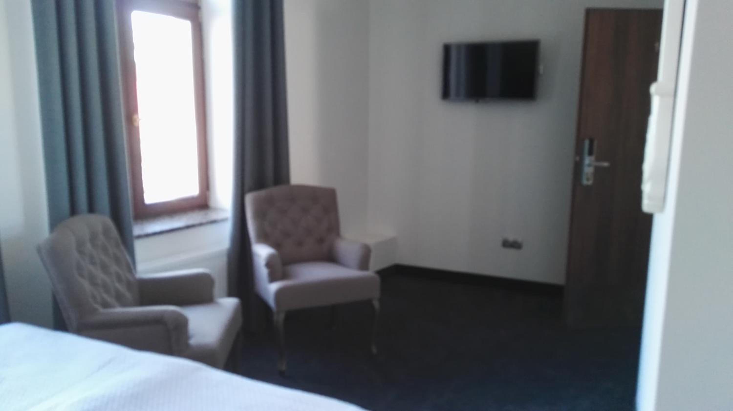 Large Double Room - Photo 1