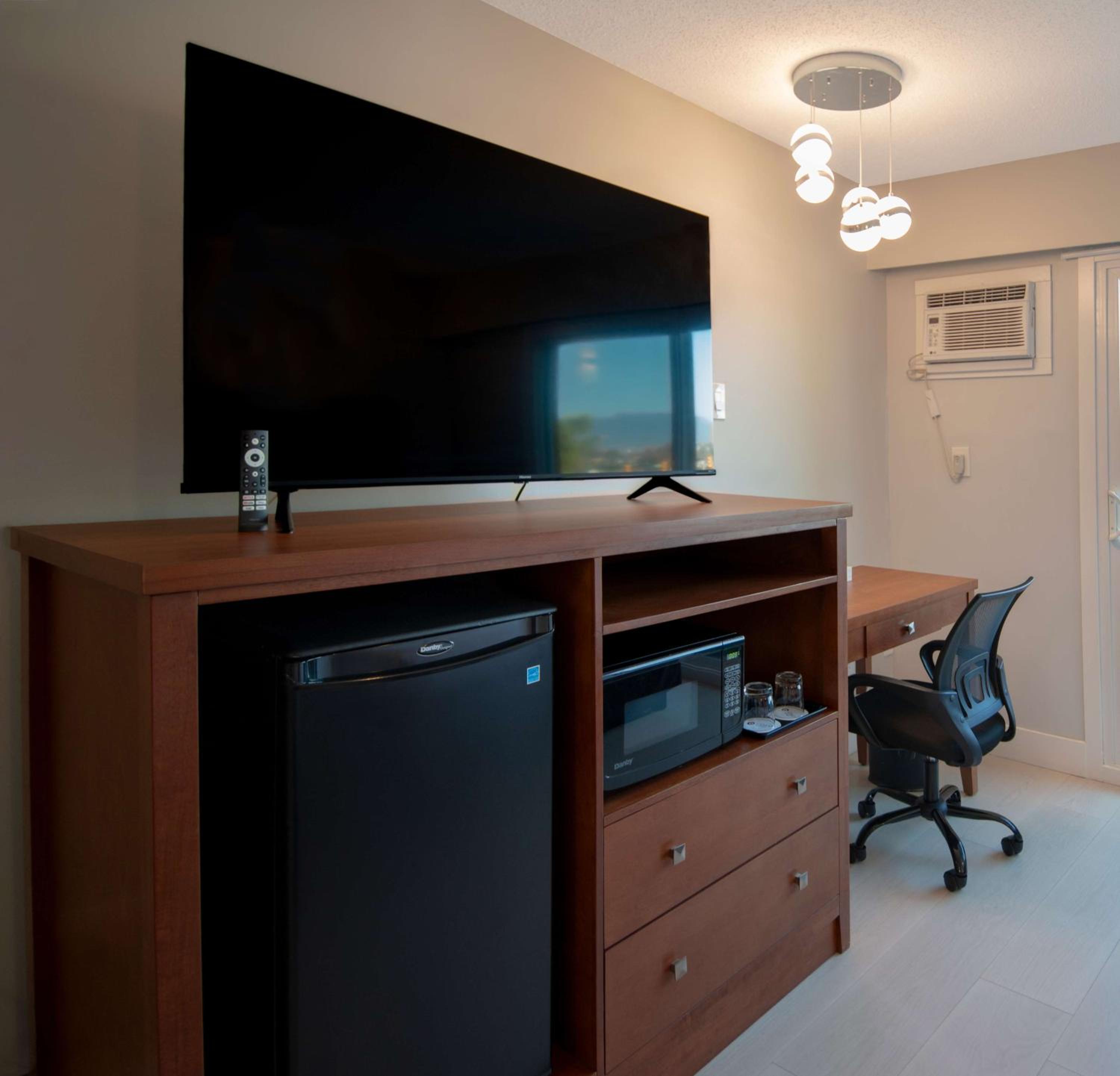Coast Two Queens with Kitchenette - Photo 4