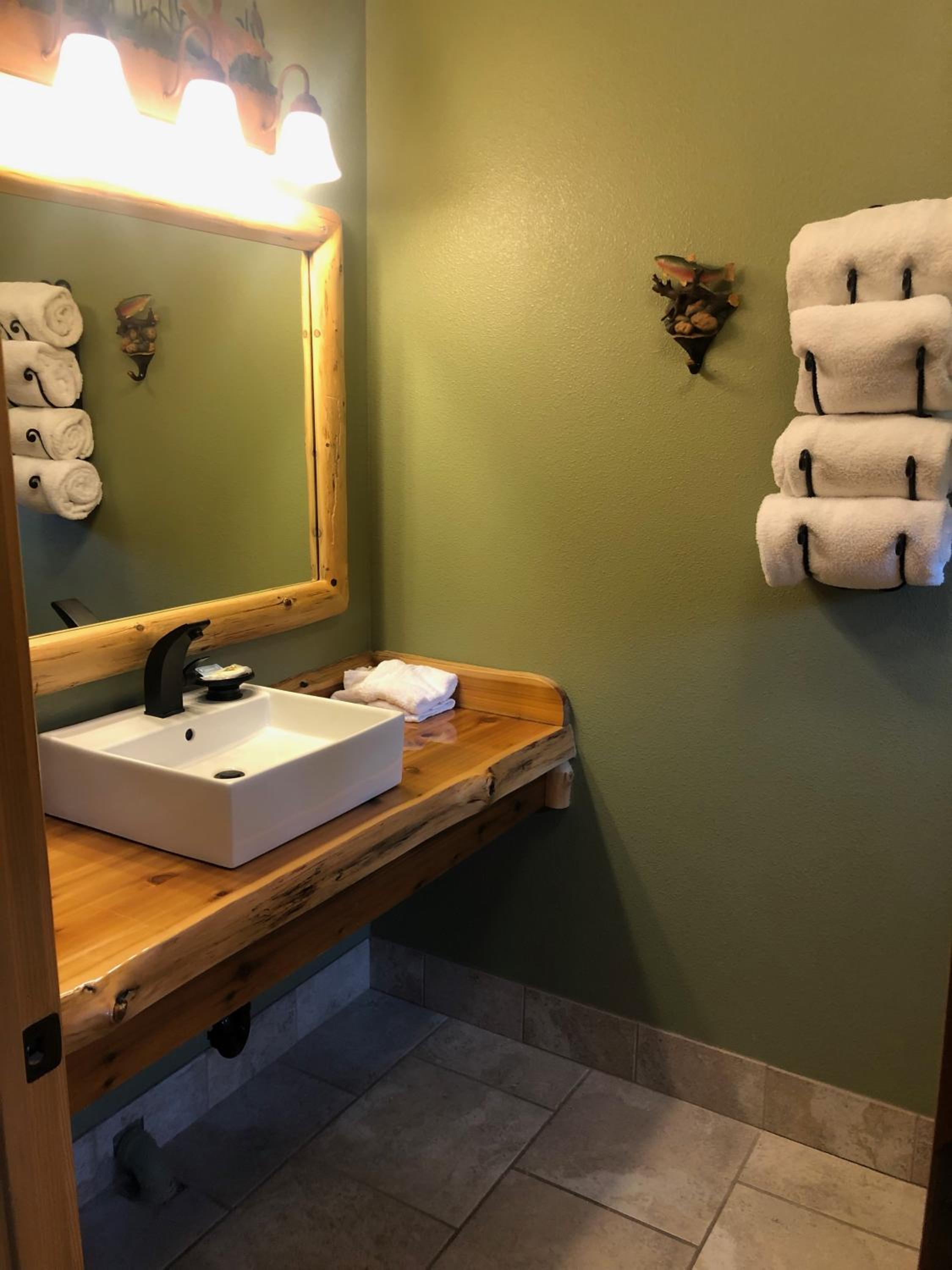 Deluxe Double Queen Cottage photo 2