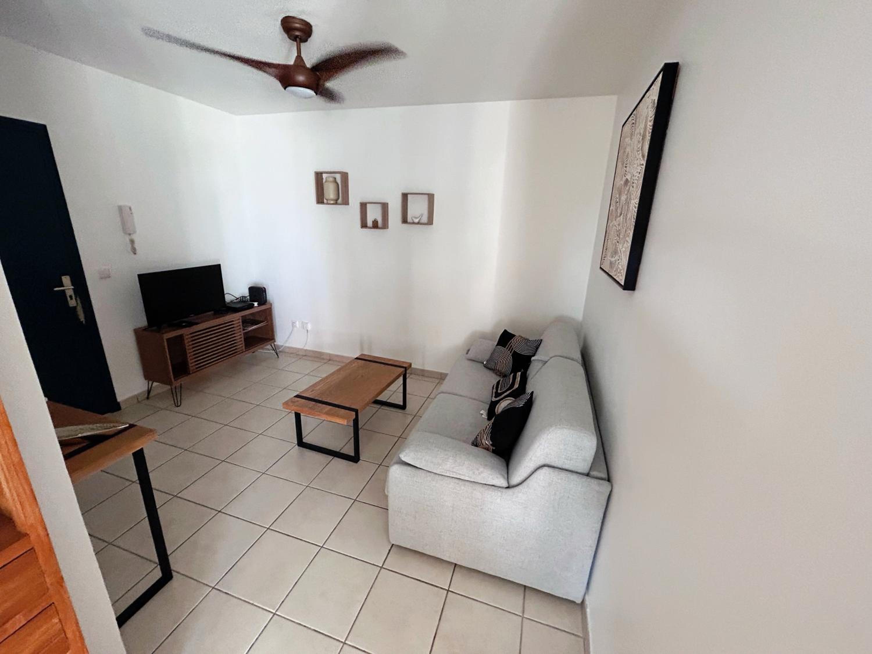 One-Bedroom Apartment photo 1