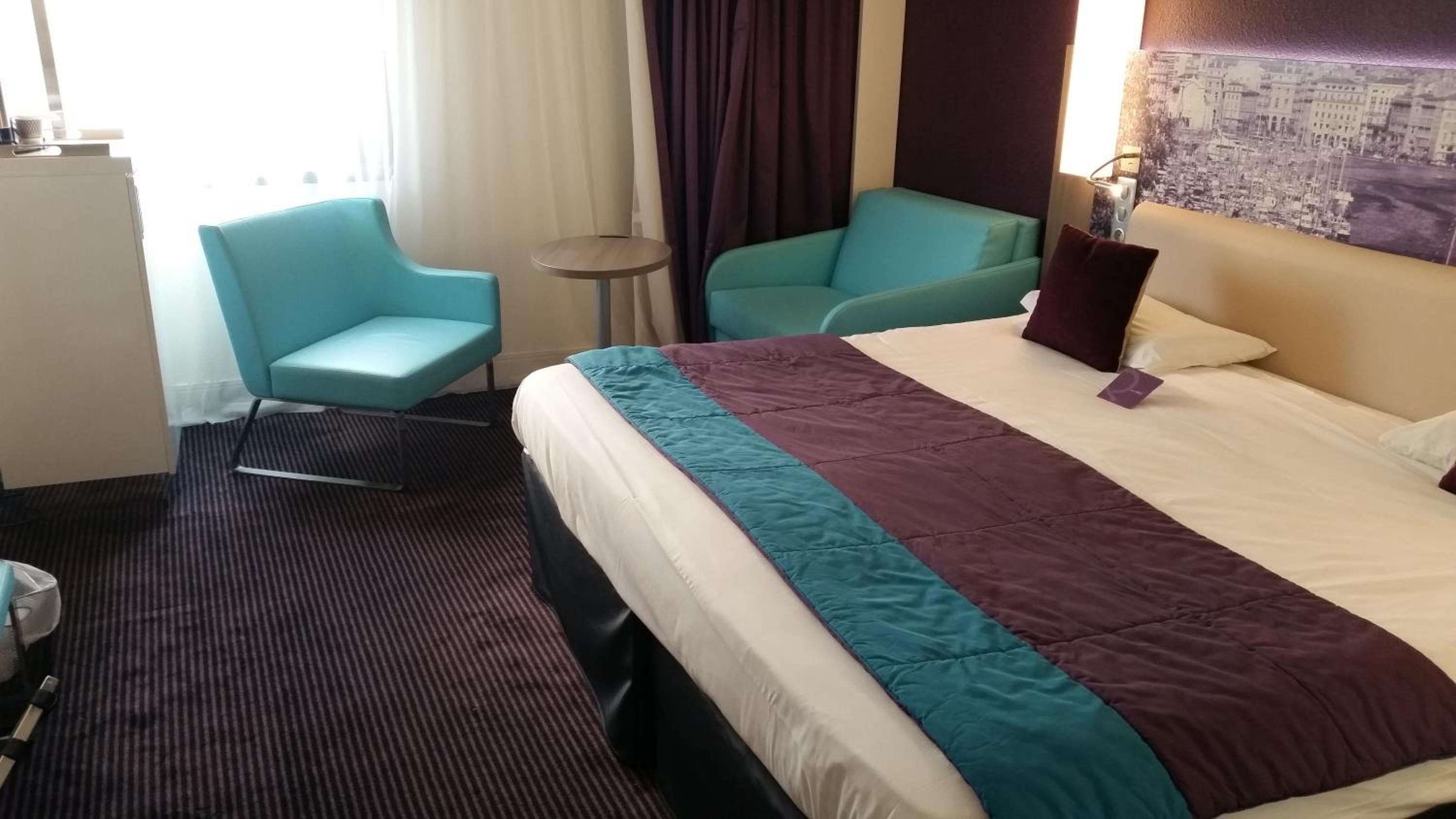 Superior King Room thumbnail 5