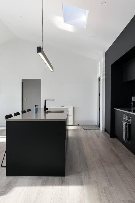 Five-Bedroom House photo 3