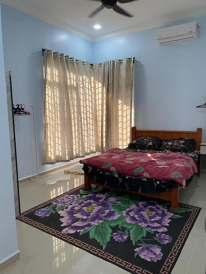 Three-Bedroom House photo 3