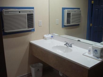 Queen Room - Photo 9