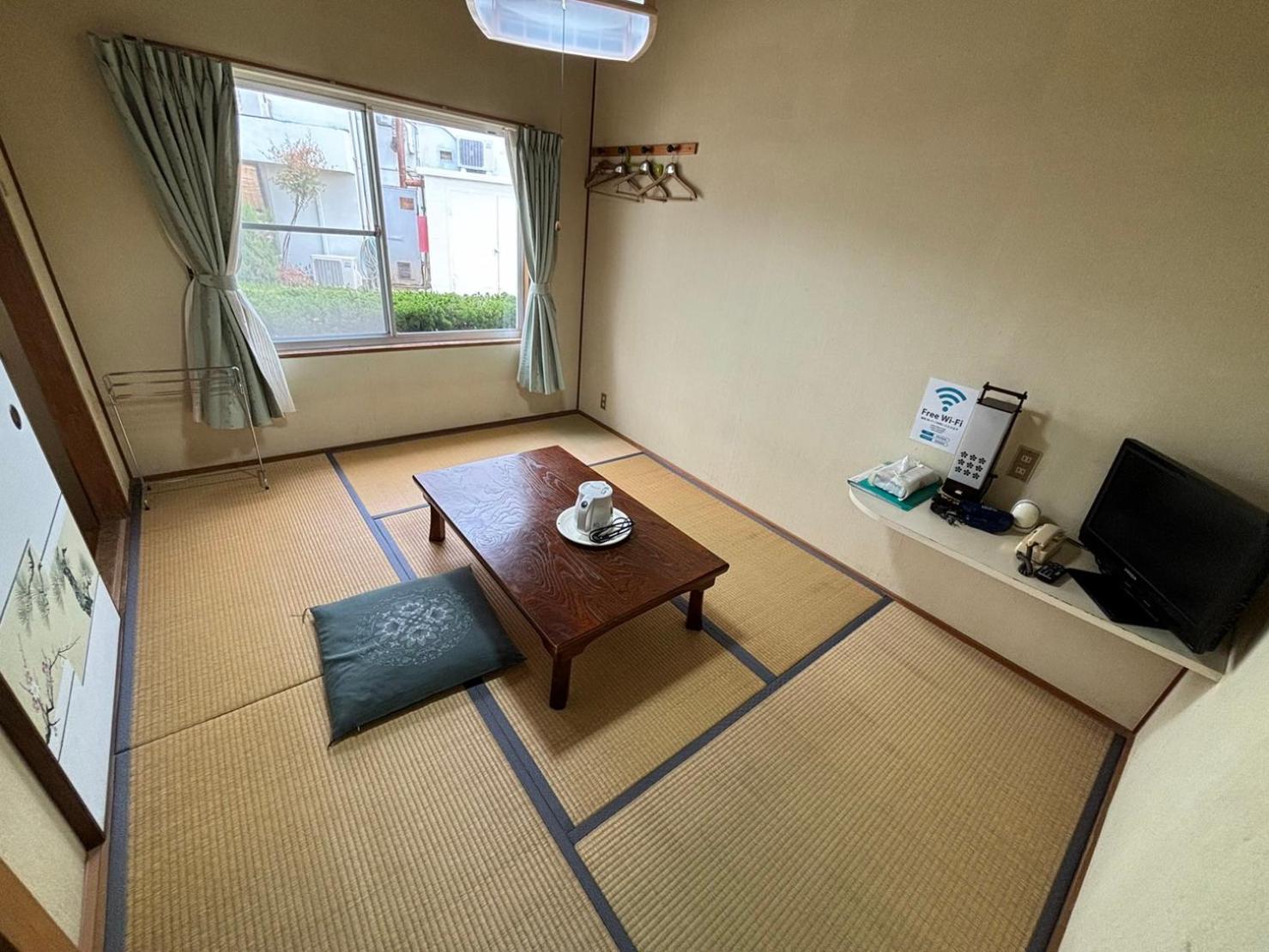 Economy Triple Room with Shared Bathroom photo 3