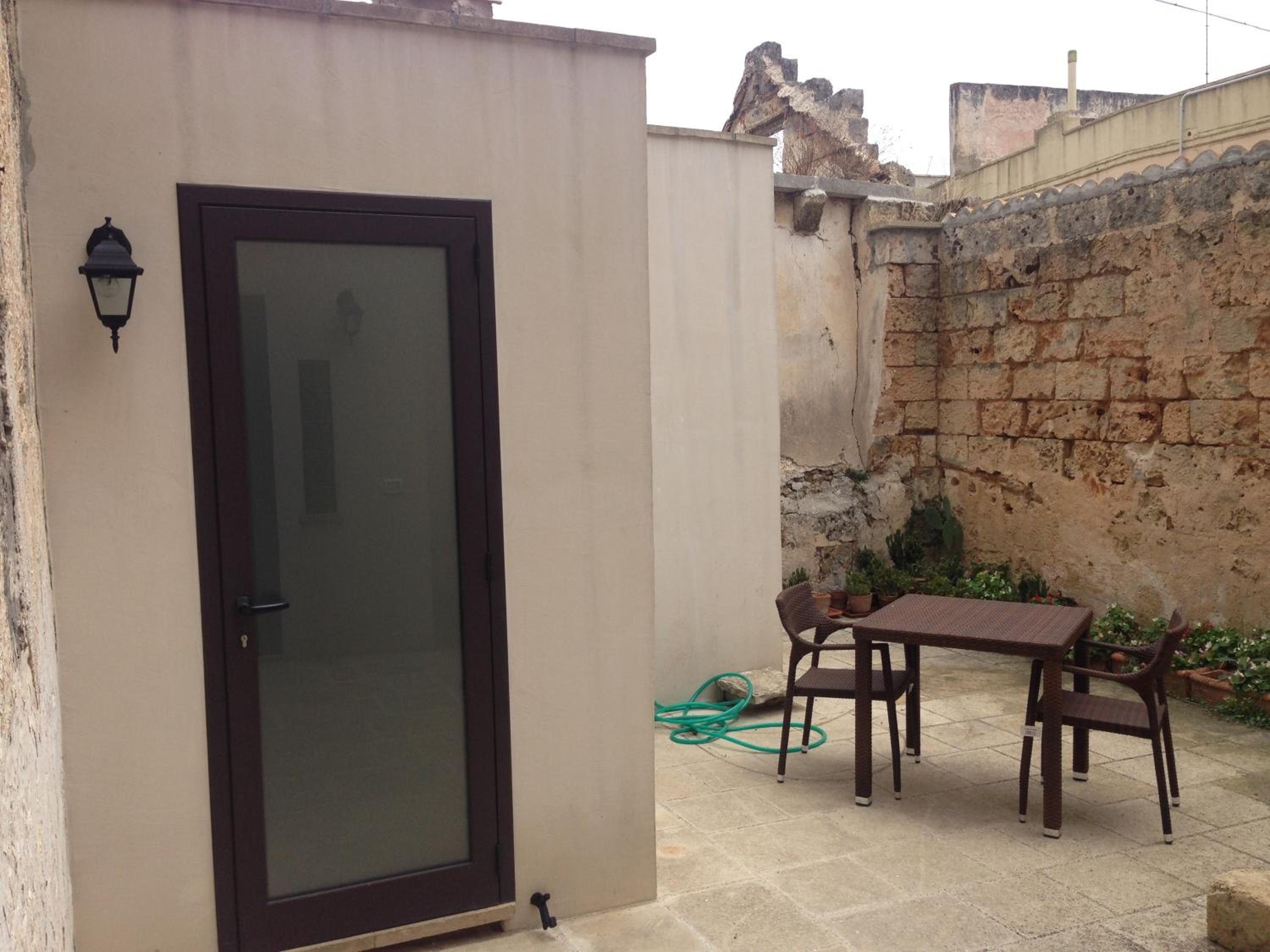 Quadruple Room with Private Bathroom - Photo 24