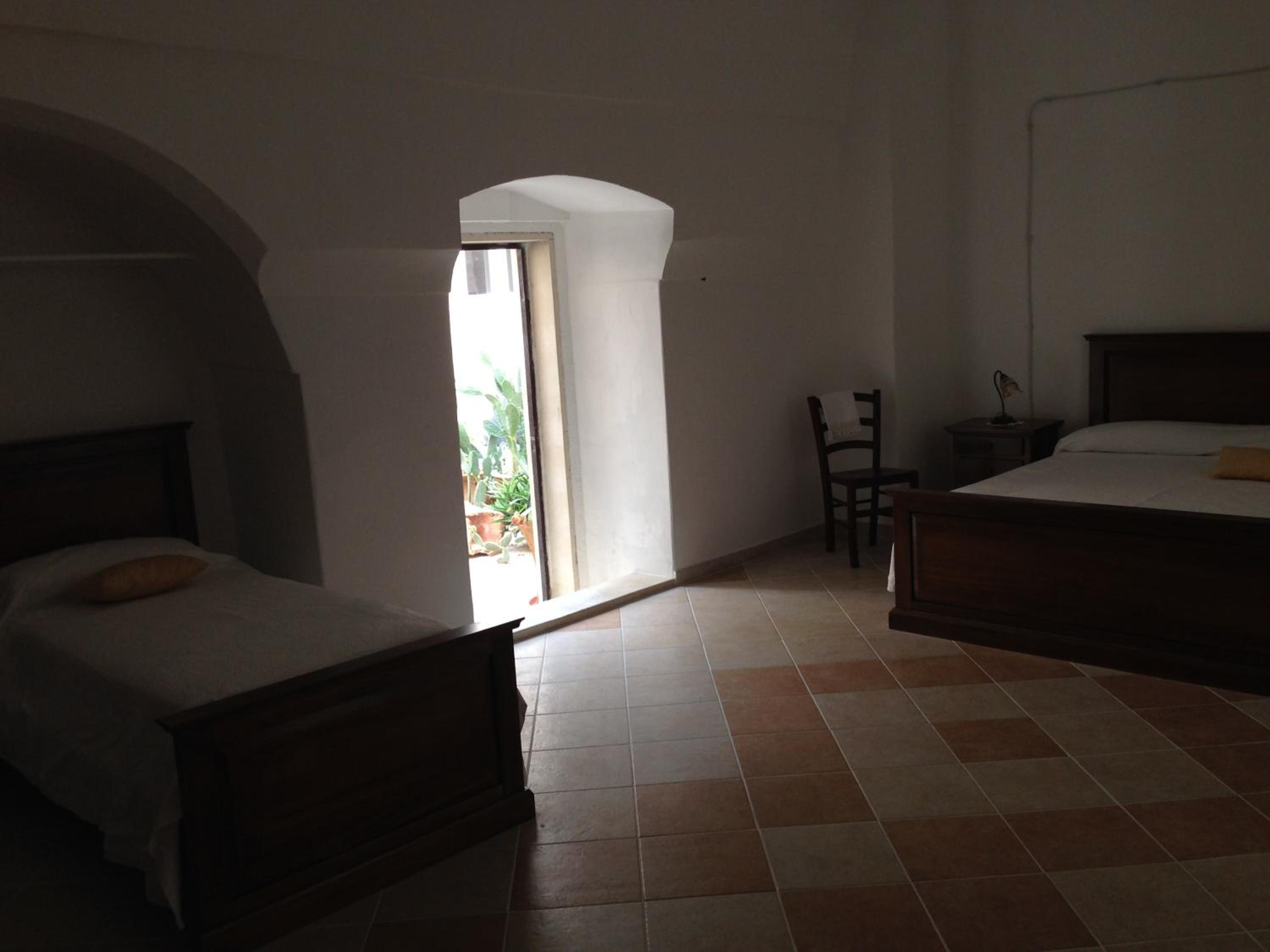 Quadruple Room with Private Bathroom - Photo 7